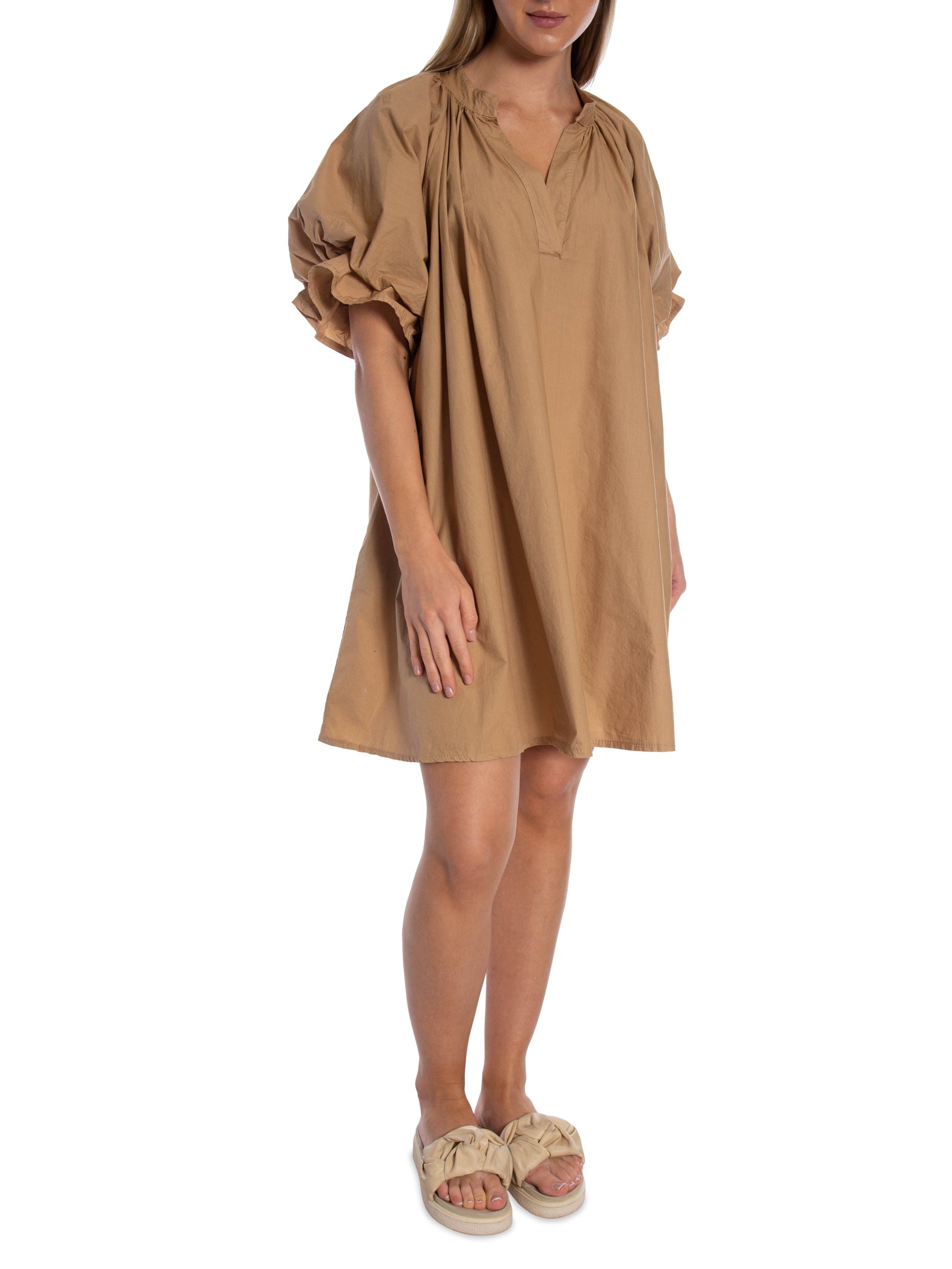 KLÄNNING VOLUMINOUS TIERED RUFFLE SLEEVE SHORT CAMEL_109706.jpg