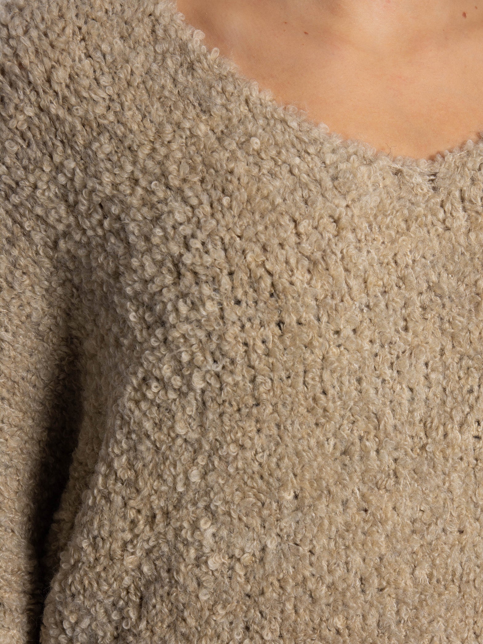 LAFÉE TOPP V-NECK TEDDY TAUPE_93427.jpg