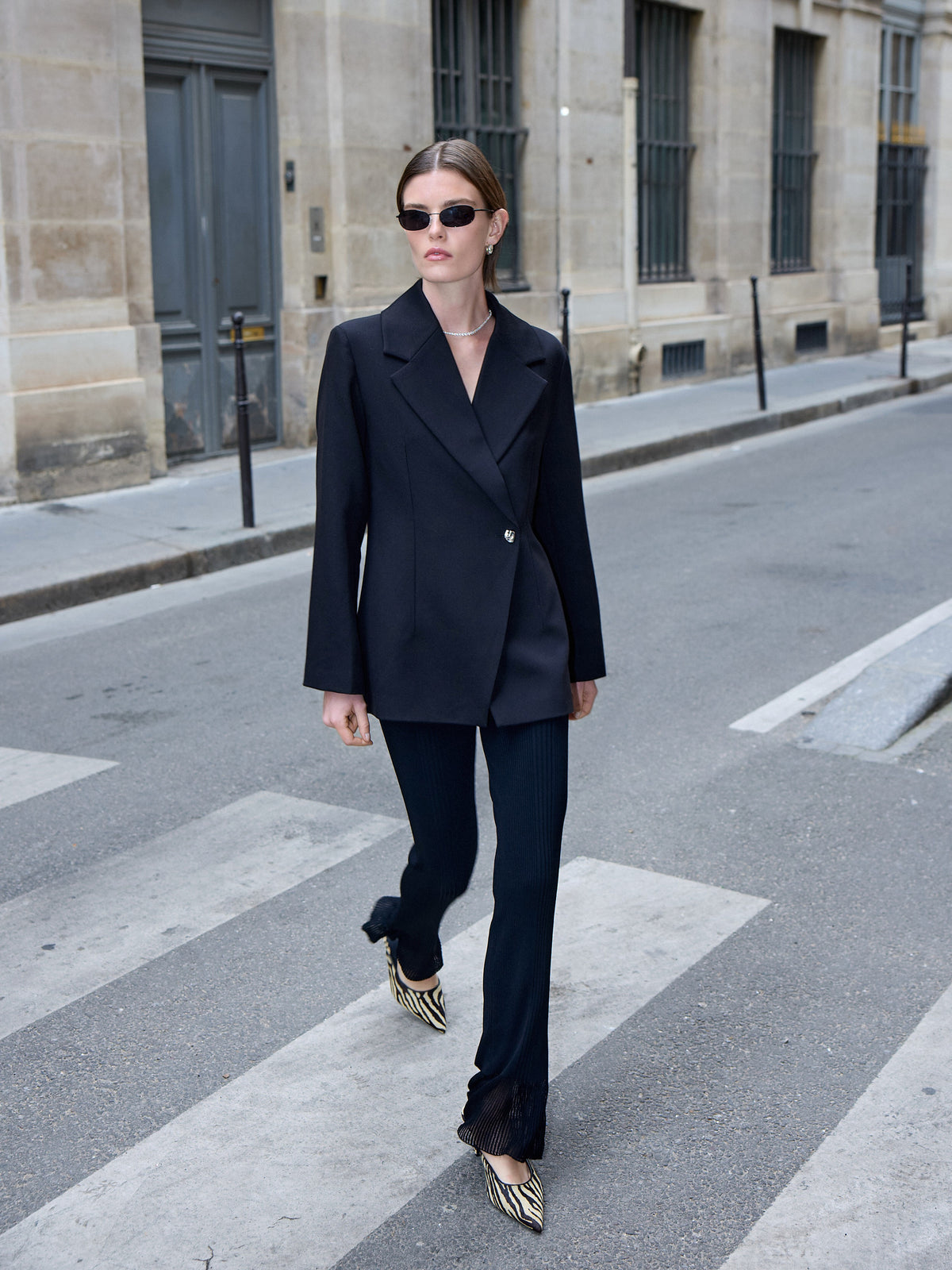 LEVETE ROOM KAVAJ OLLIE 1 BLACK_113013.jpg