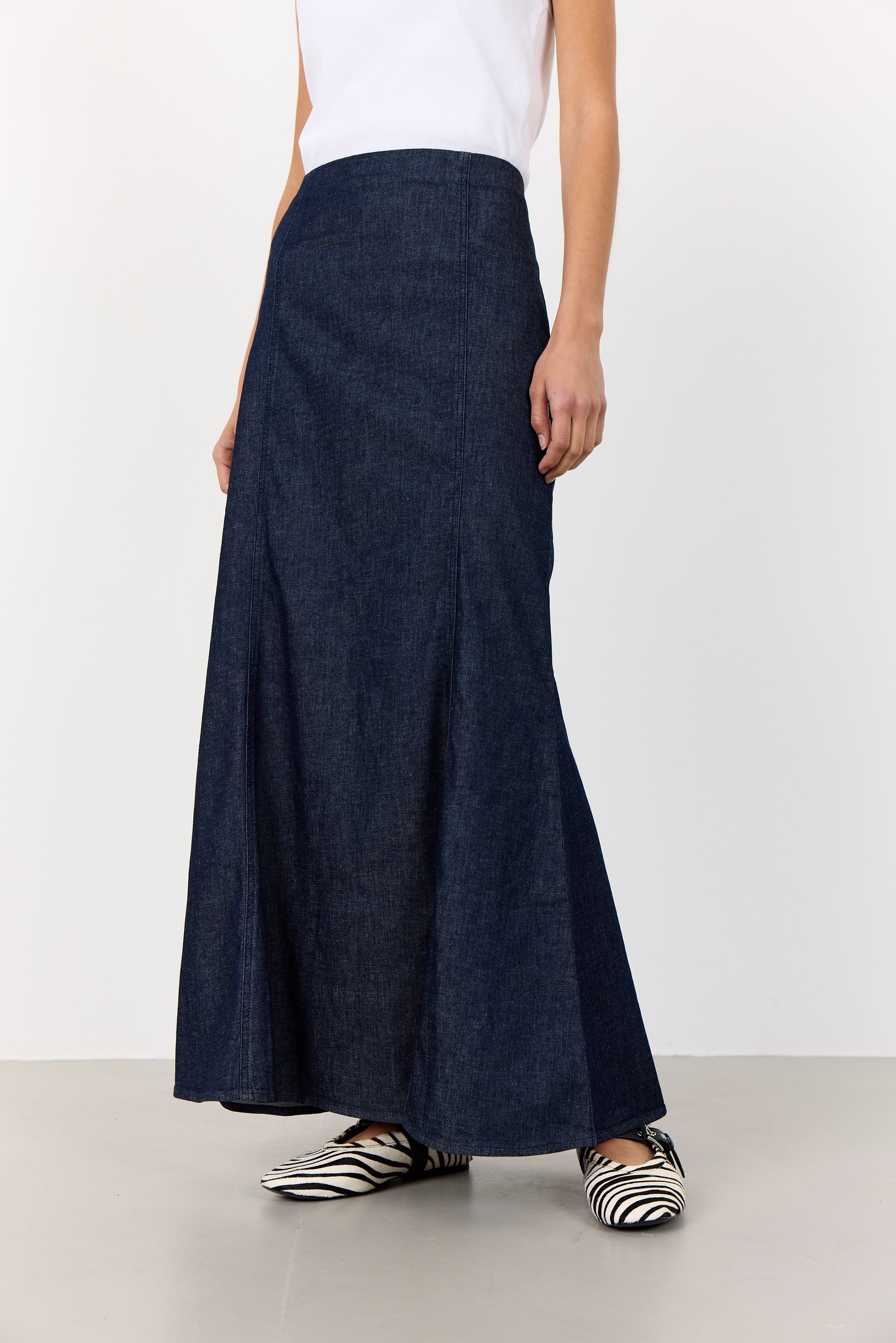 LEVETE ROOM KJOL NURI 2 DARK NAVY_100014.jpg
