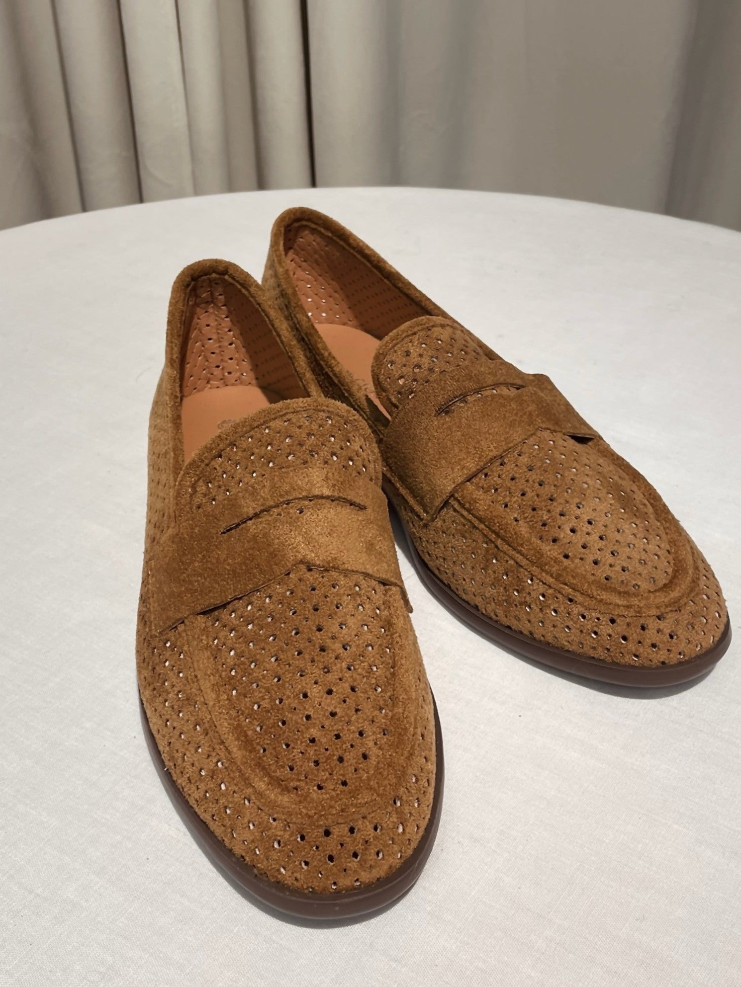 LOAFER CLASSIC PERFORATED SUEDE PENNY CAMEL_110516.jpg