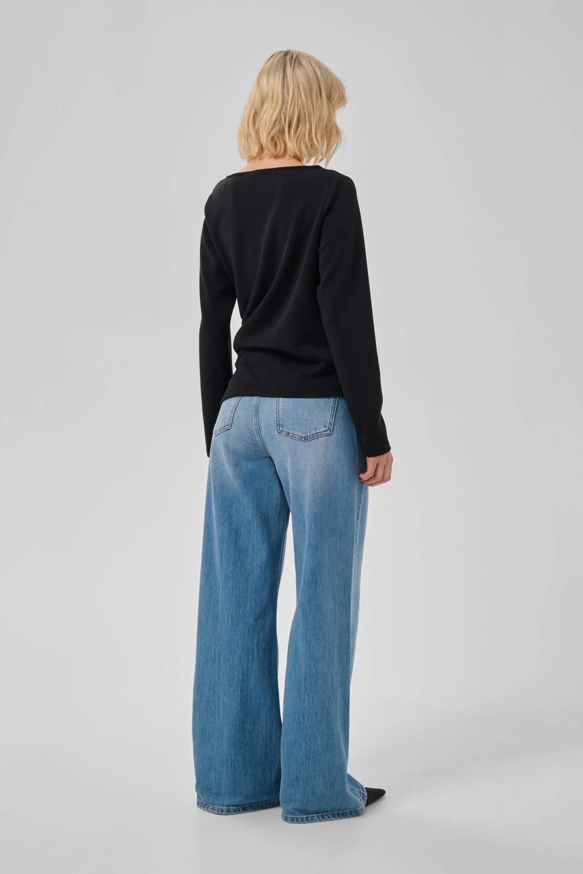 MY ESSENTIAL WARDROBE BLUS HELLE BLACK_112166.jpg