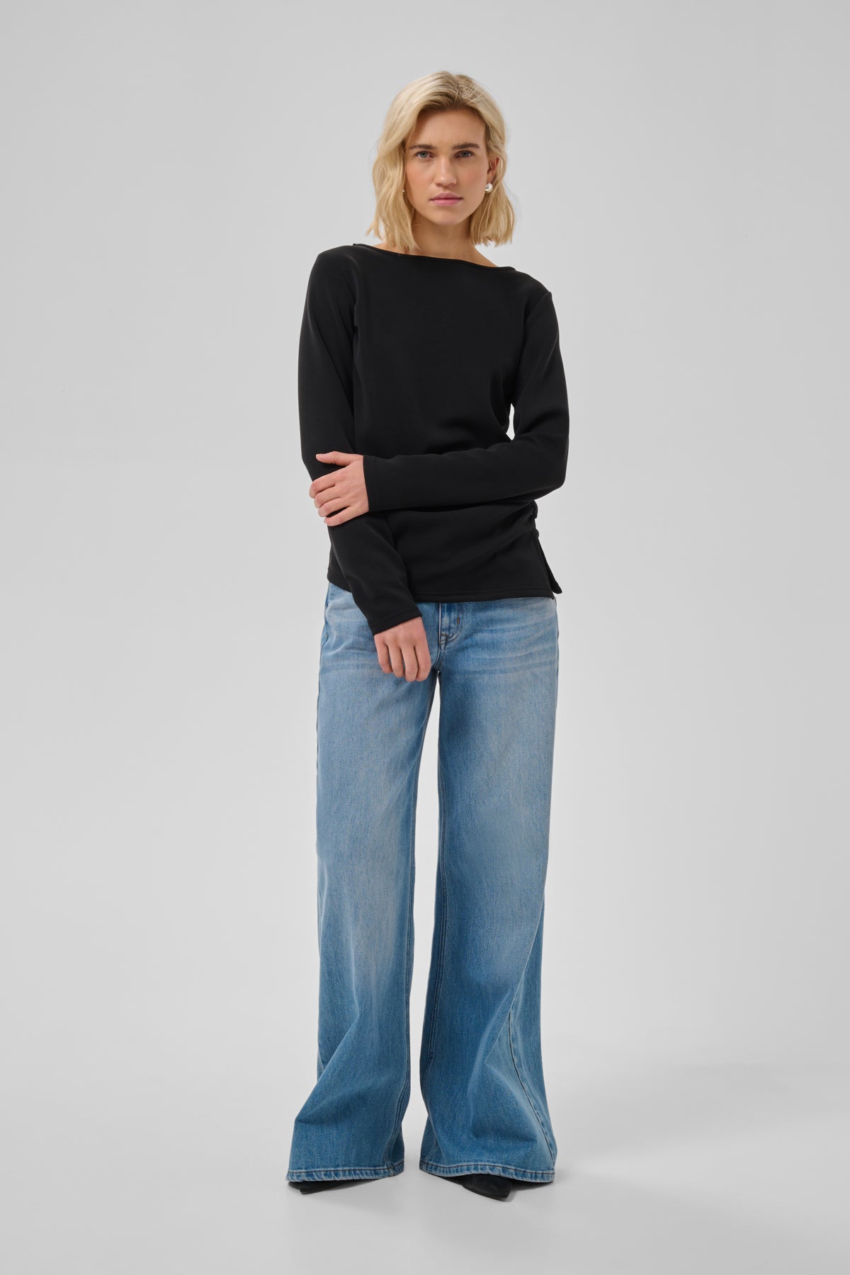 MY ESSENTIAL WARDROBE BLUS HELLE BLACK_112167.jpg