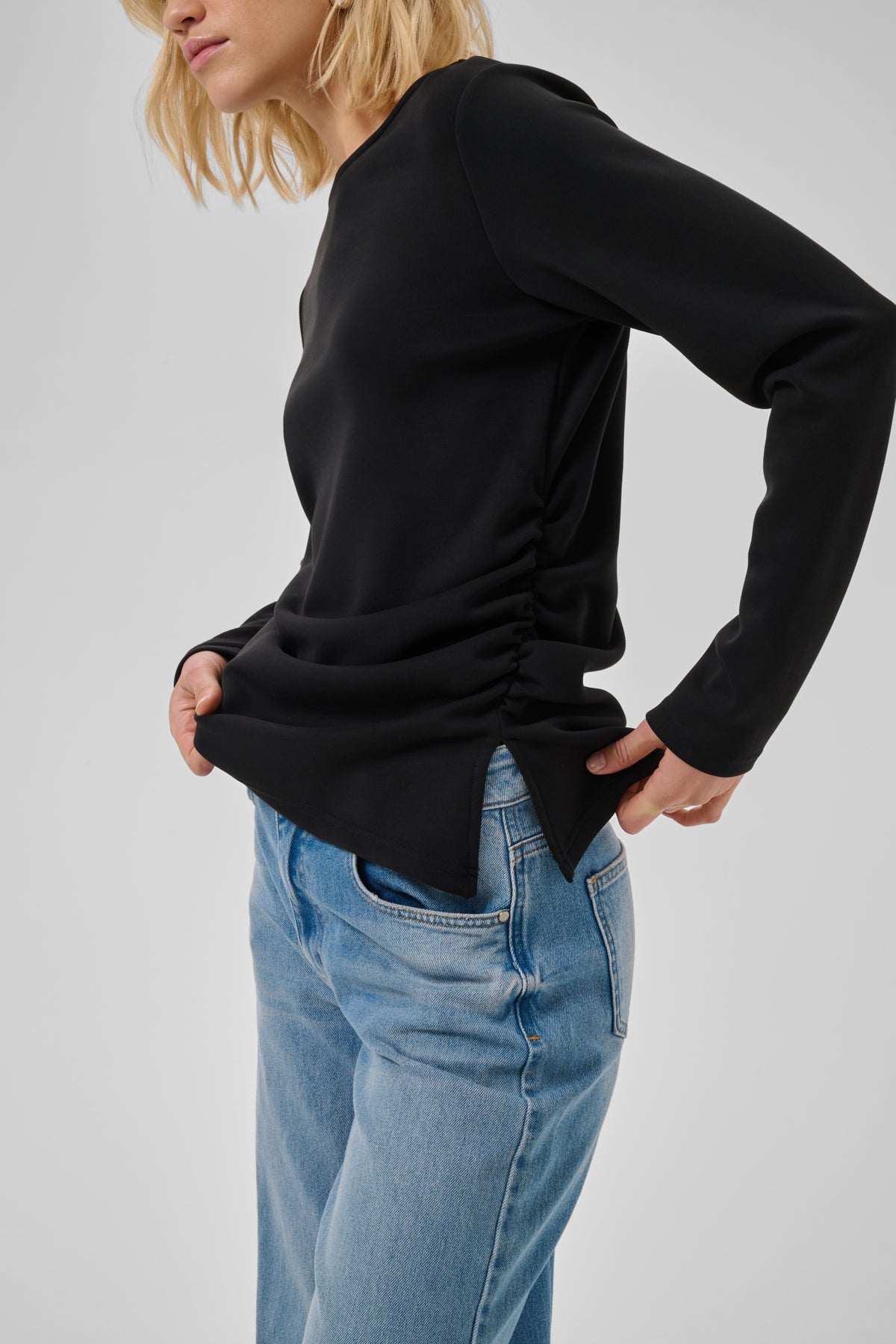 MY ESSENTIAL WARDROBE BLUS HELLE BLACK_112168.jpg