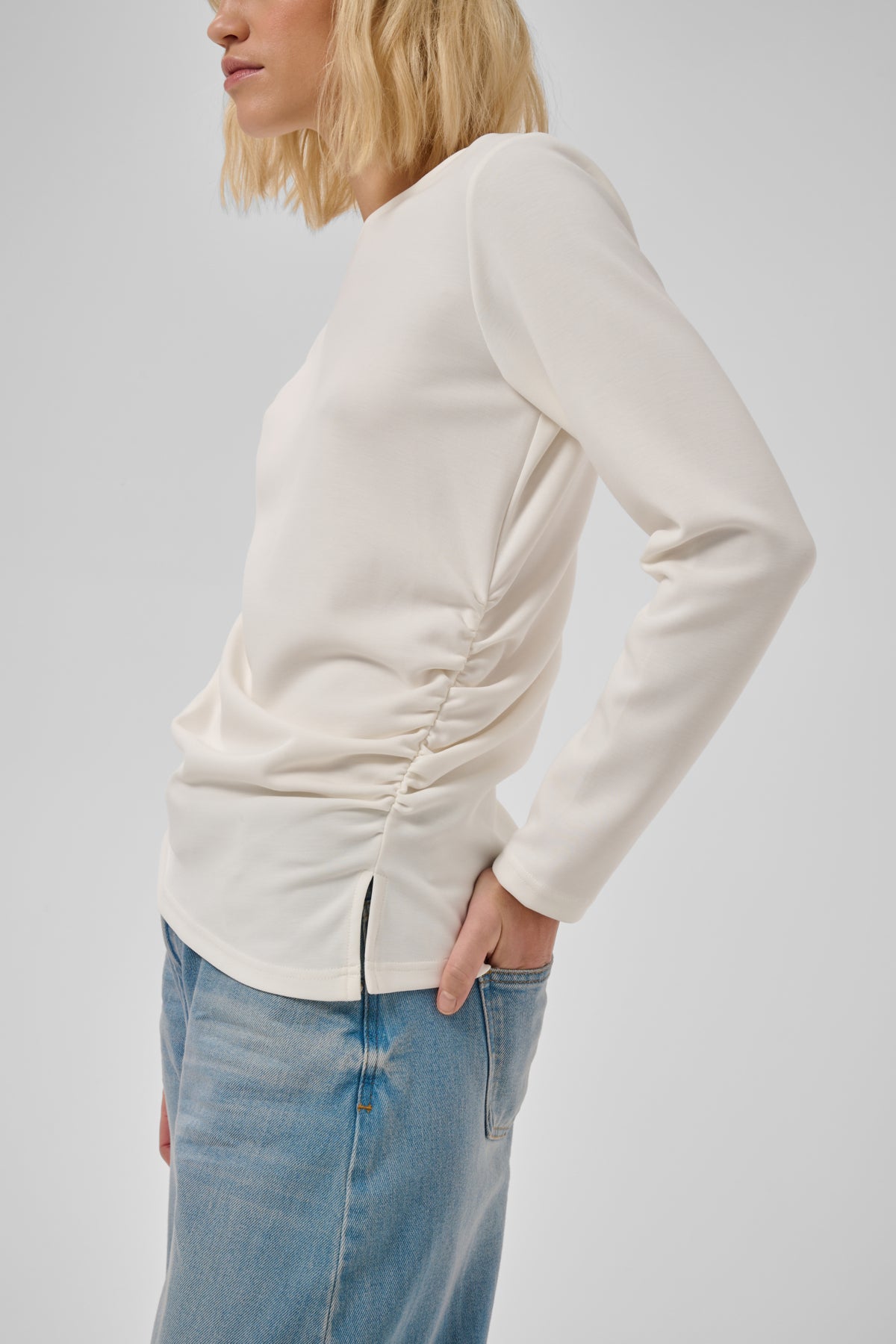MY ESSENTIAL WARDROBE BLUS HELLE SNOW WHITE_112163.jpg