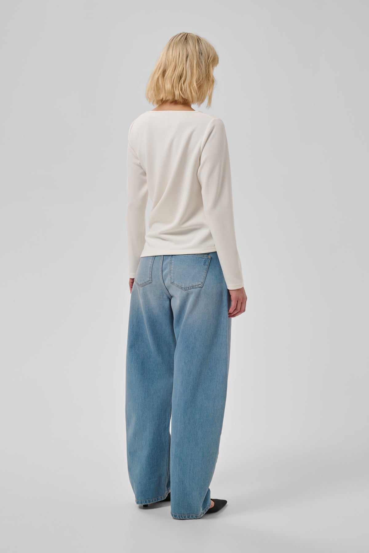 MY ESSENTIAL WARDROBE BLUS HELLE SNOW WHITE_112164.jpg