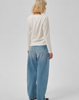 MY ESSENTIAL WARDROBE BLUS HELLE SNOW WHITE_112164.jpg