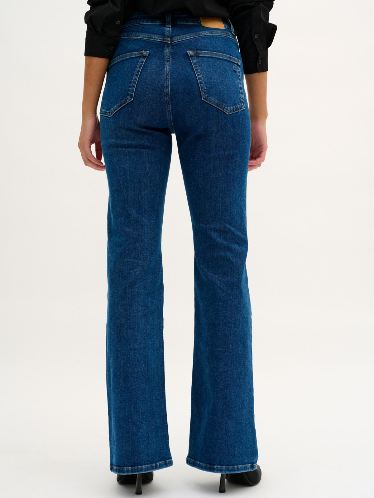 MY ESSENTIAL WARDROBE JEANS THE DEKOTA MEDIUM BLUE_100091.jpg