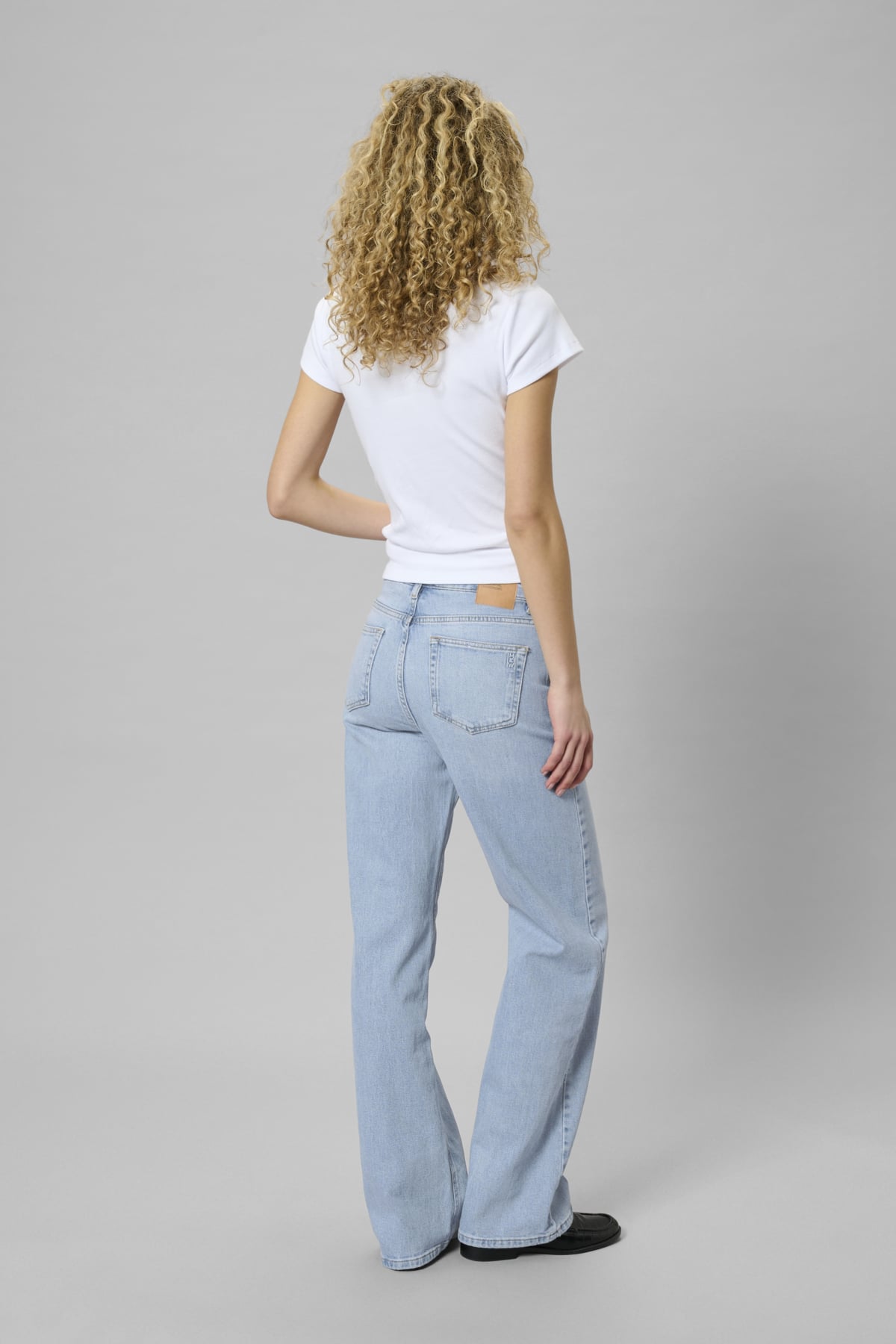 MY ESSENTIAL WARDROBE JEANS THE LOUIS 139 LIGHT BLUE_109959.jpg