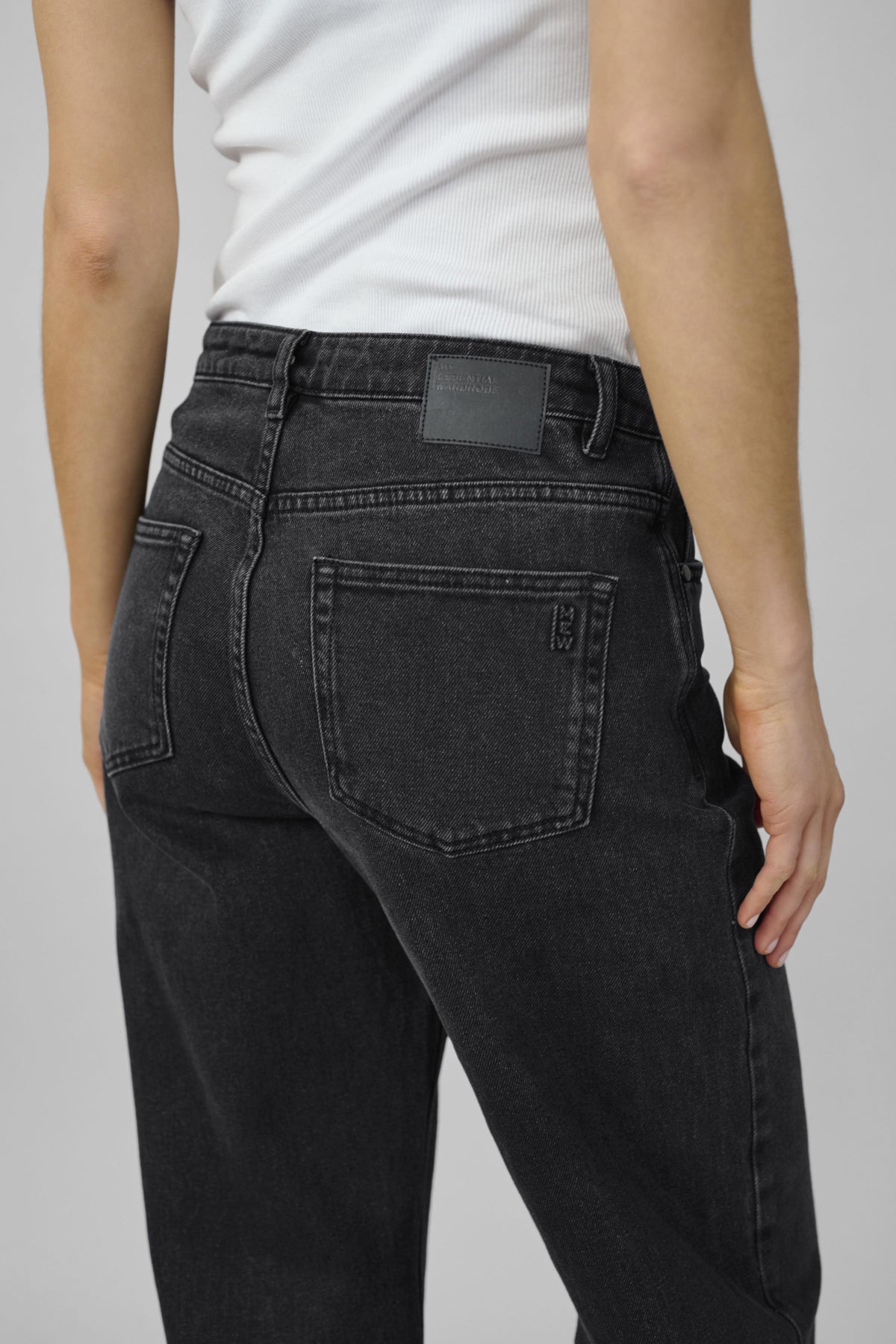MY ESSENTIAL WARDROBE JEANS THE LOUIS BLACK RETRO_100095.jpg