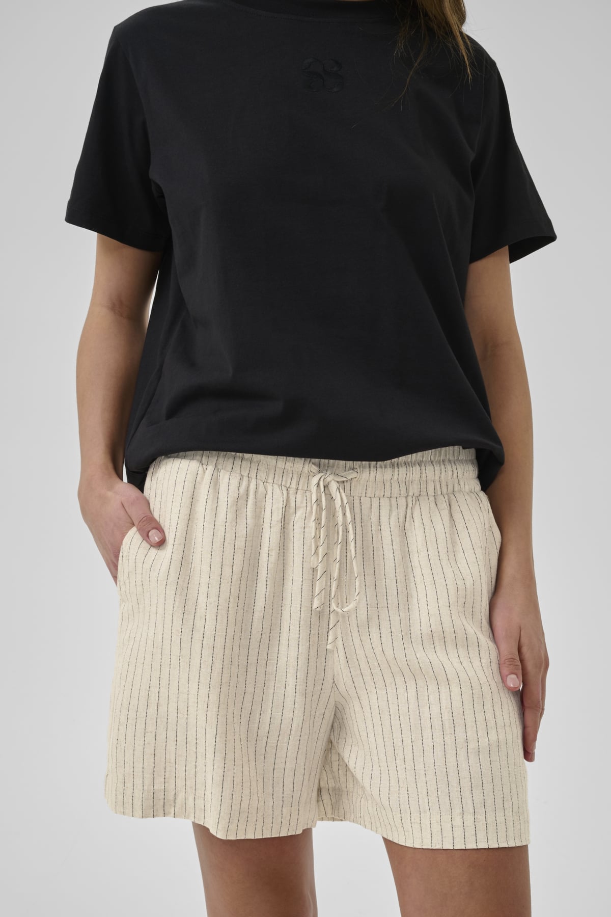 MY ESSENTIAL WARDROBE SHORTS JANNIE OATMEAL W. BLACK_109951.jpg