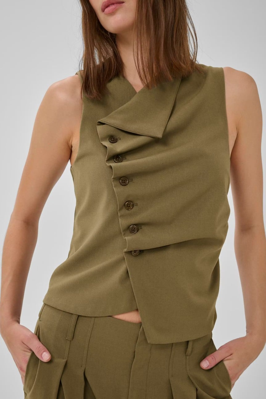 MY ESSENTIAL WARDROBE TOPP HACE CAPERS_106230.jpg