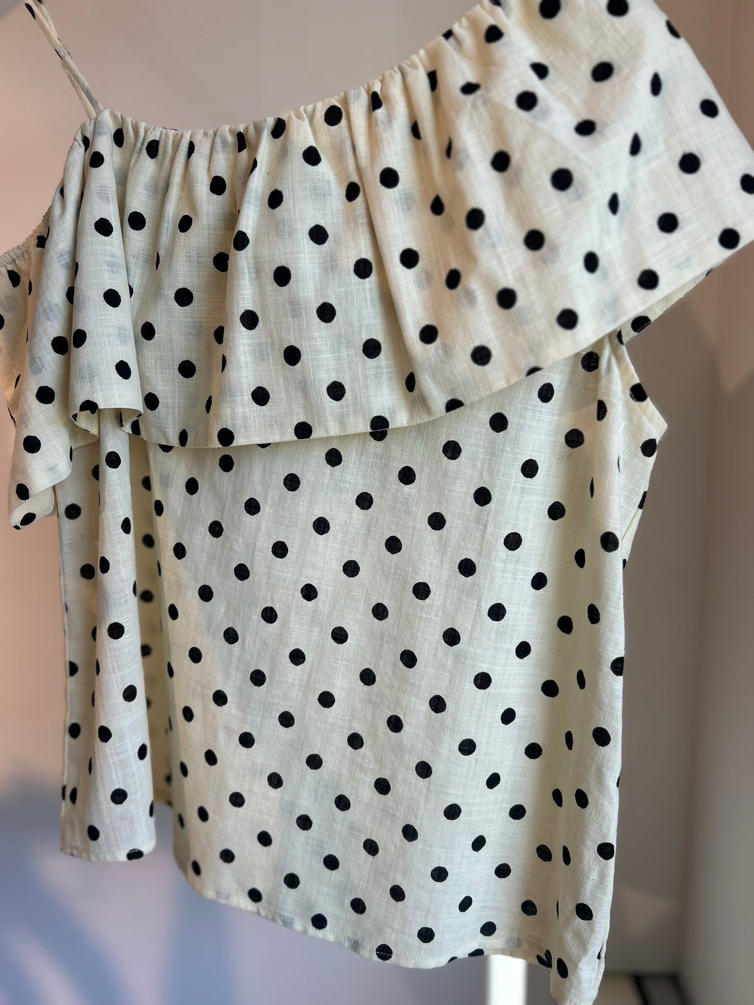 MY ESSENTIAL WARDROBE TOPP NADA FLORENCE LEMON ICING_110502.jpg