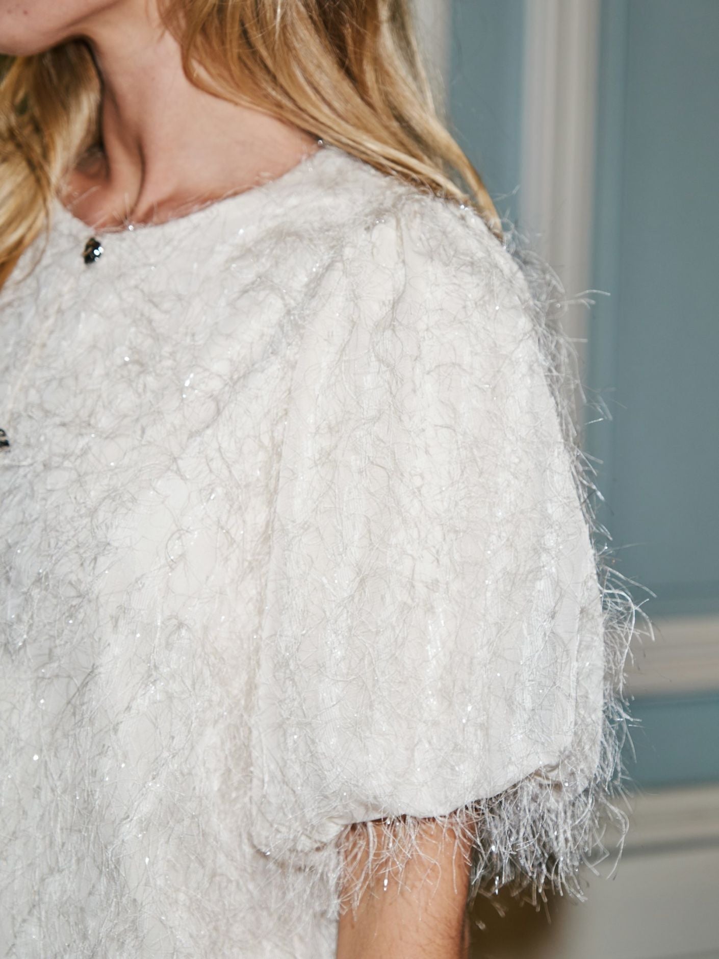 NEO NOIR BLUS AISA FRILLY CREME_107358.jpg