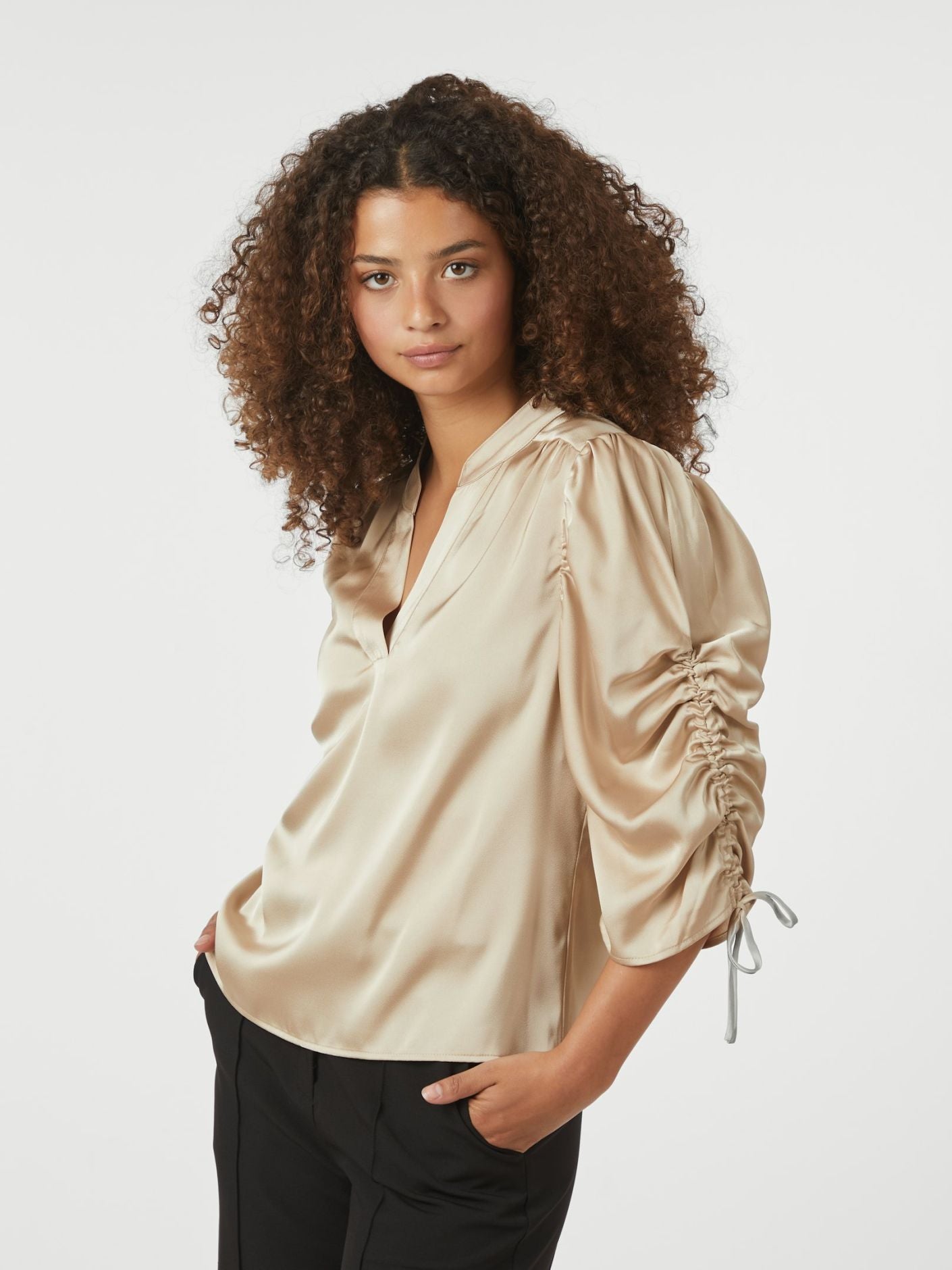 NEO NOIR BLUS ALVIRA SATIN CHAMPAGNE_102139.jpg