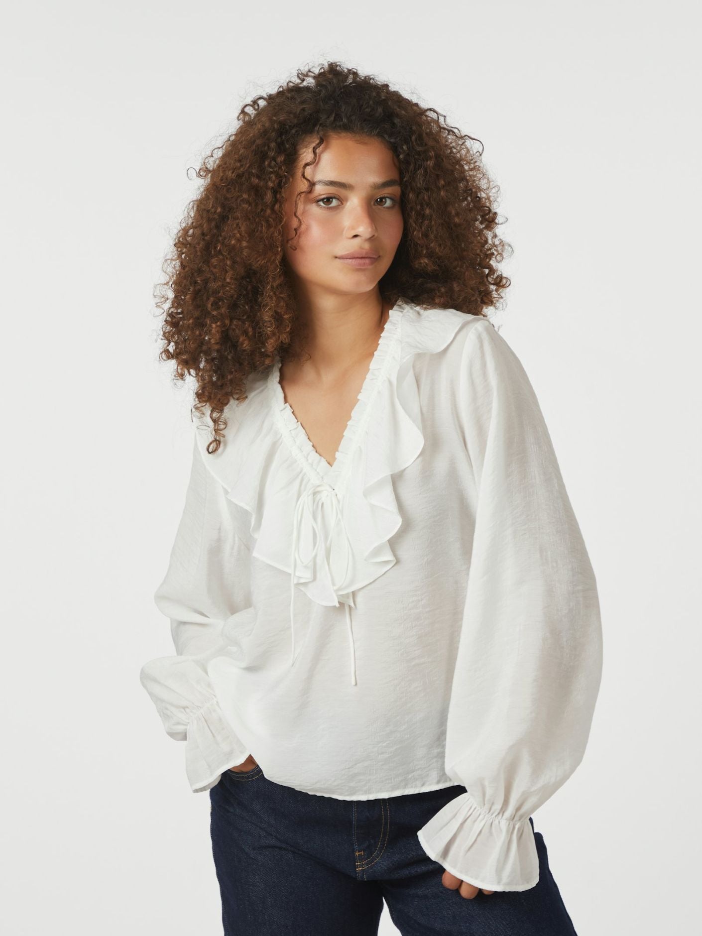 NEO NOIR BLUS AMINEA RUFFLE WHITE _99632.jpg