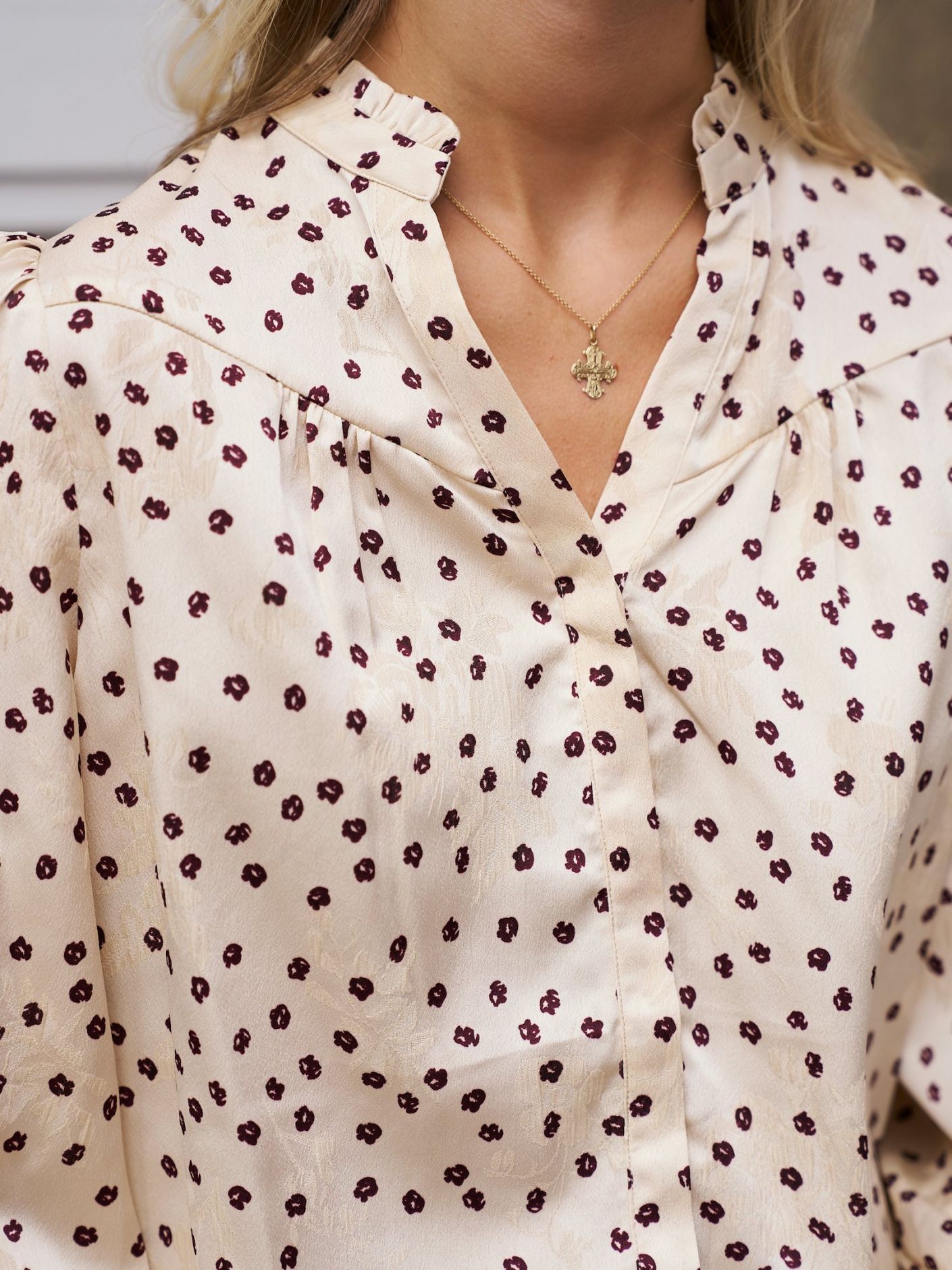 NEO NOIR BLUS ASTRIDA FLOWER JACQUARD CREME_112907.jpg