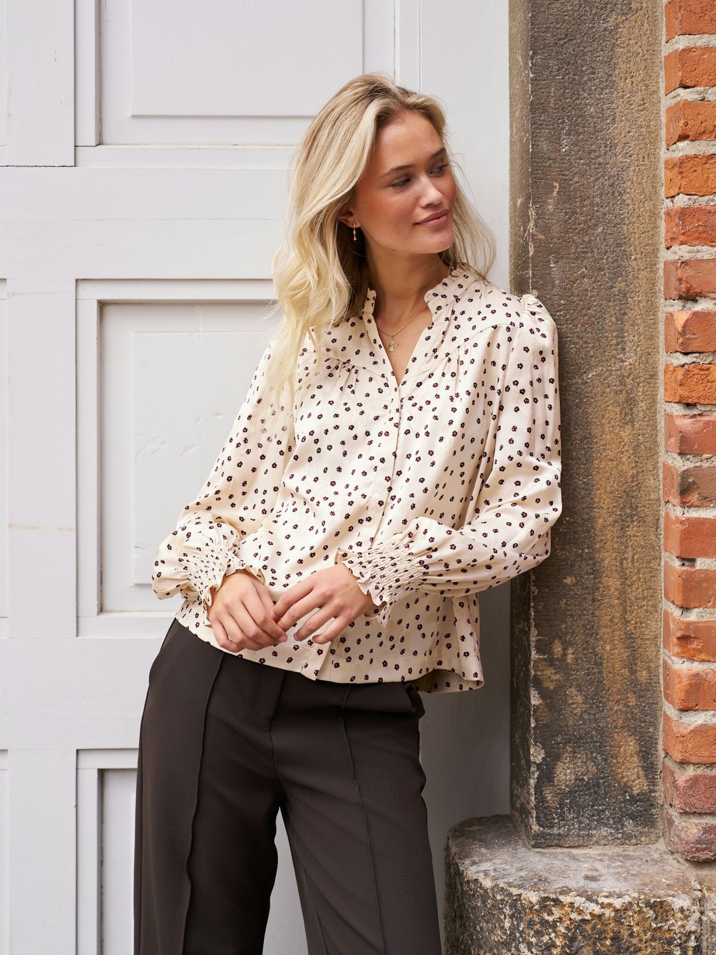 NEO NOIR BLUS ASTRIDA FLOWER JACQUARD CREME_112908.jpg