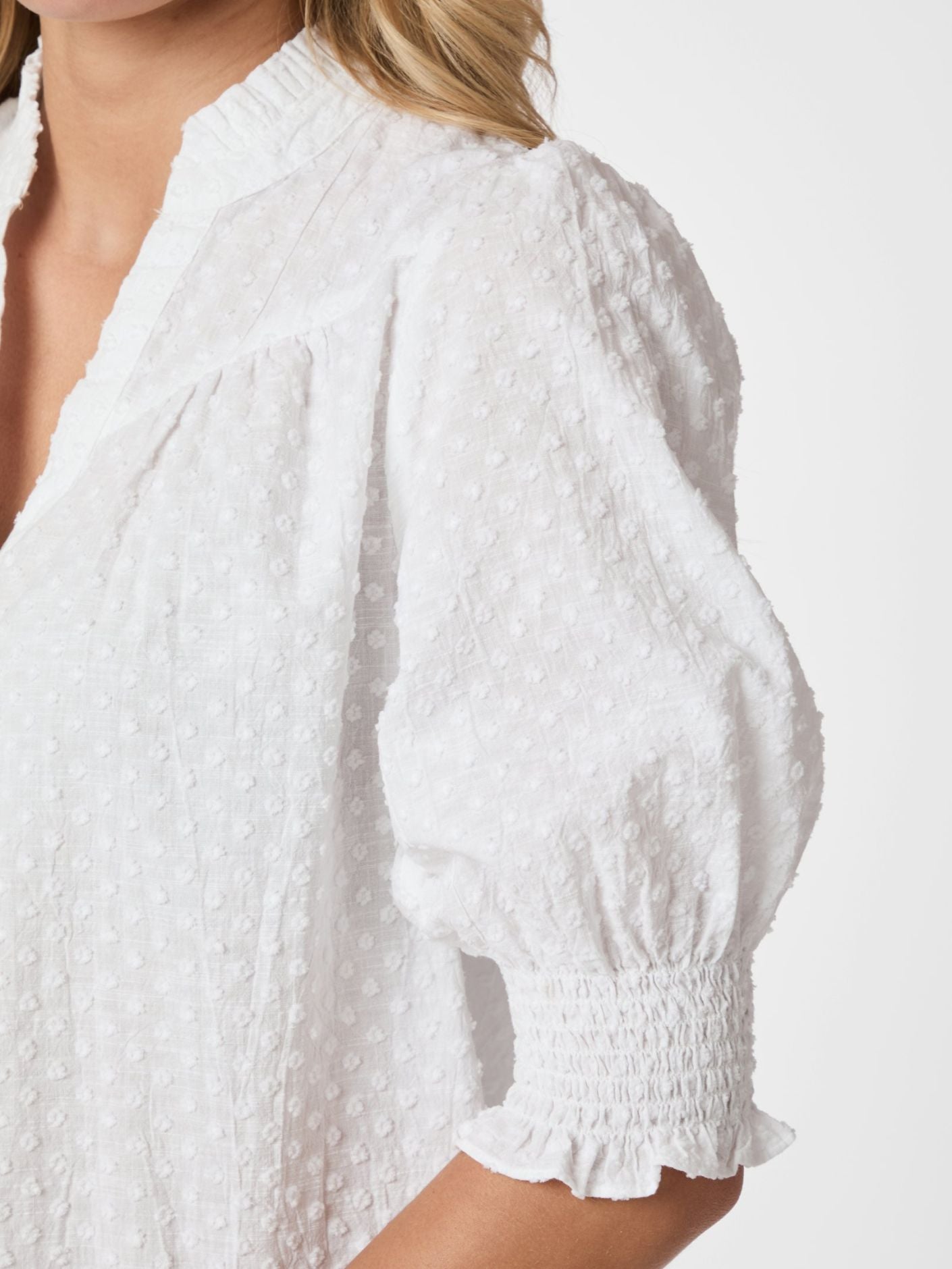 NEO NOIR BLUS DIANA B DOBBY WHITE_99372.jpg