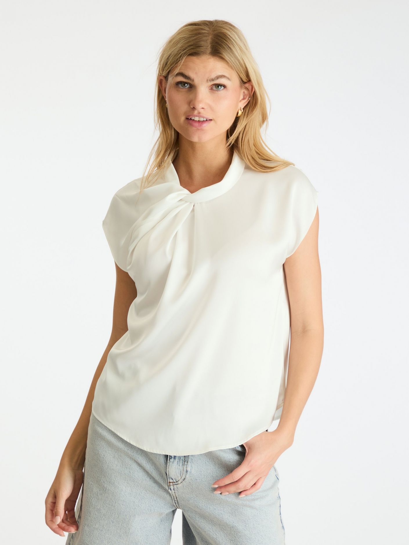 NEO NOIR BLUS FLEUR DRAPY SATIN OFF WHITE_88093.jpg