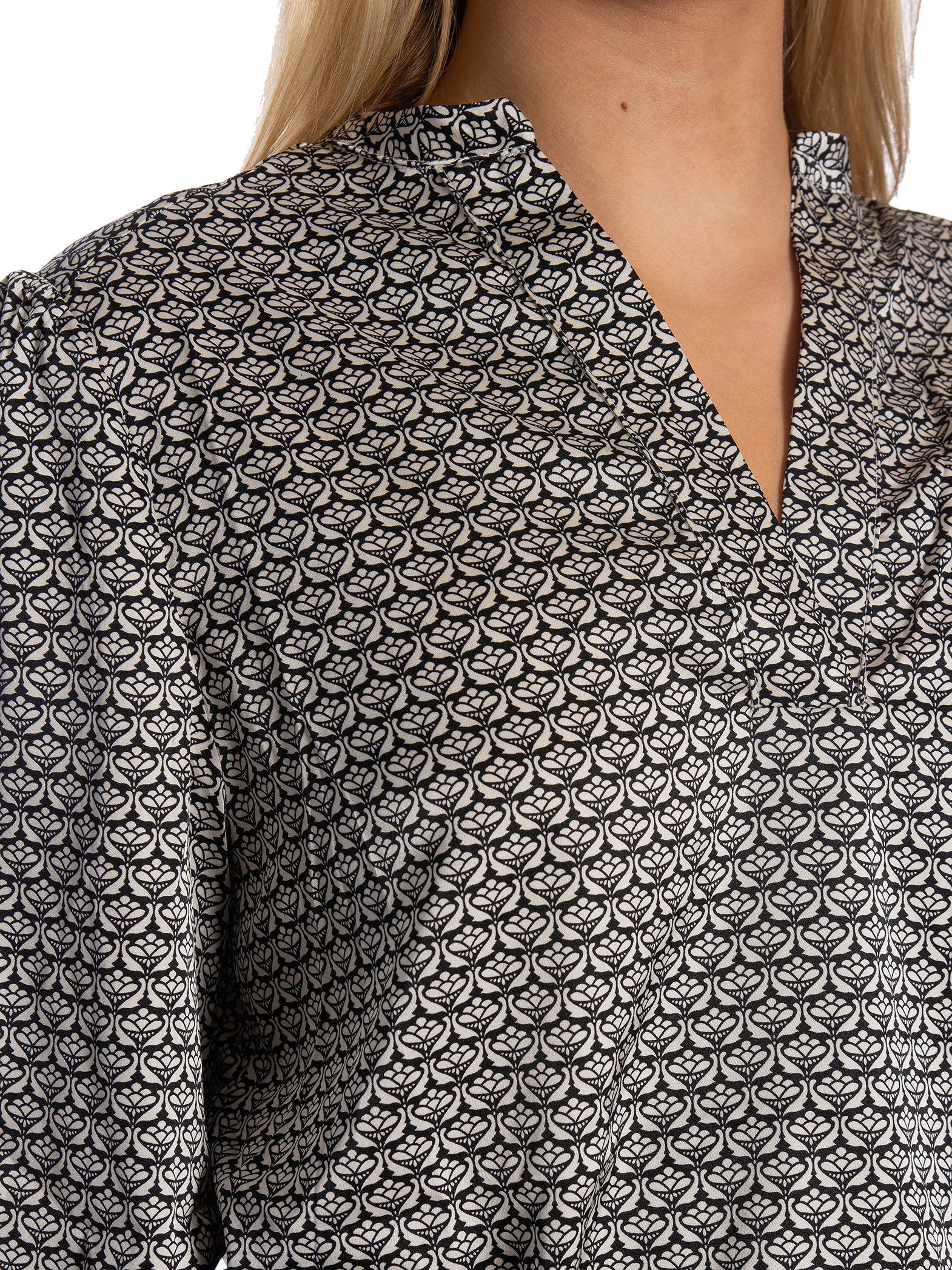 NEO NOIR BLUS LANDA GRAPHIC PATTERN BLACK_90687.jpg