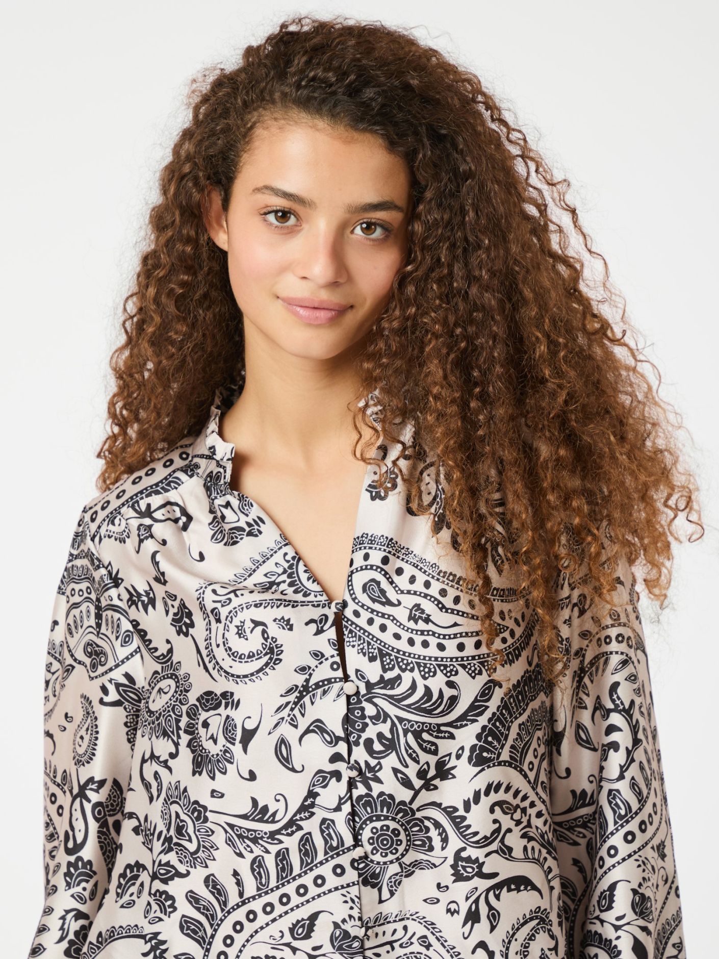 NEO NOIR BLUS MASSIMA DECO PAISLEY CREME_94612.jpg