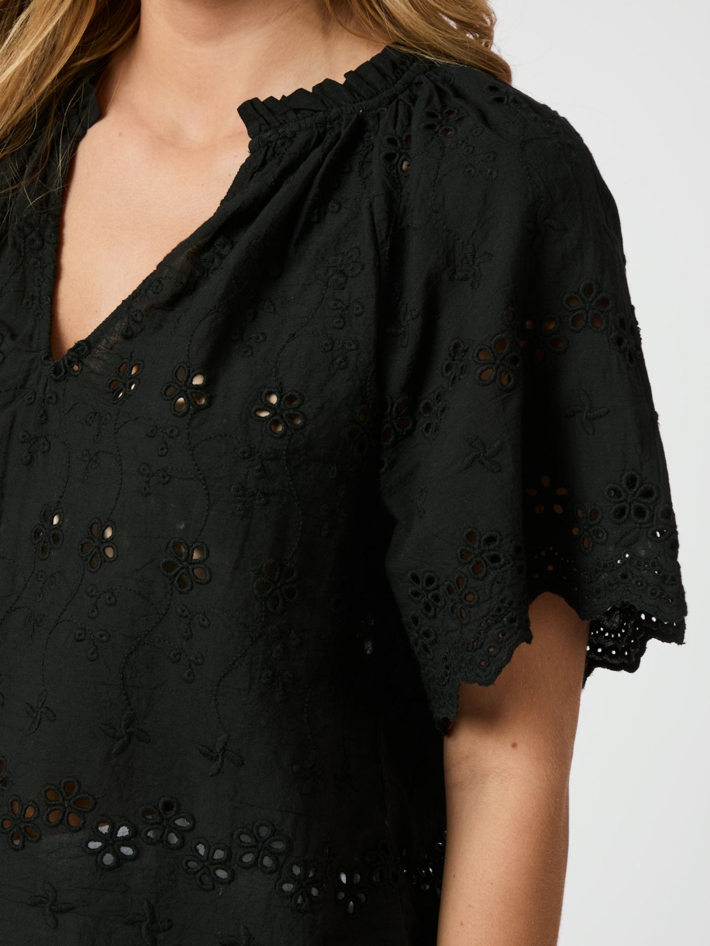 NEO NOIR BLUS ODET EMBROIDERY BLACK_98474.jpg