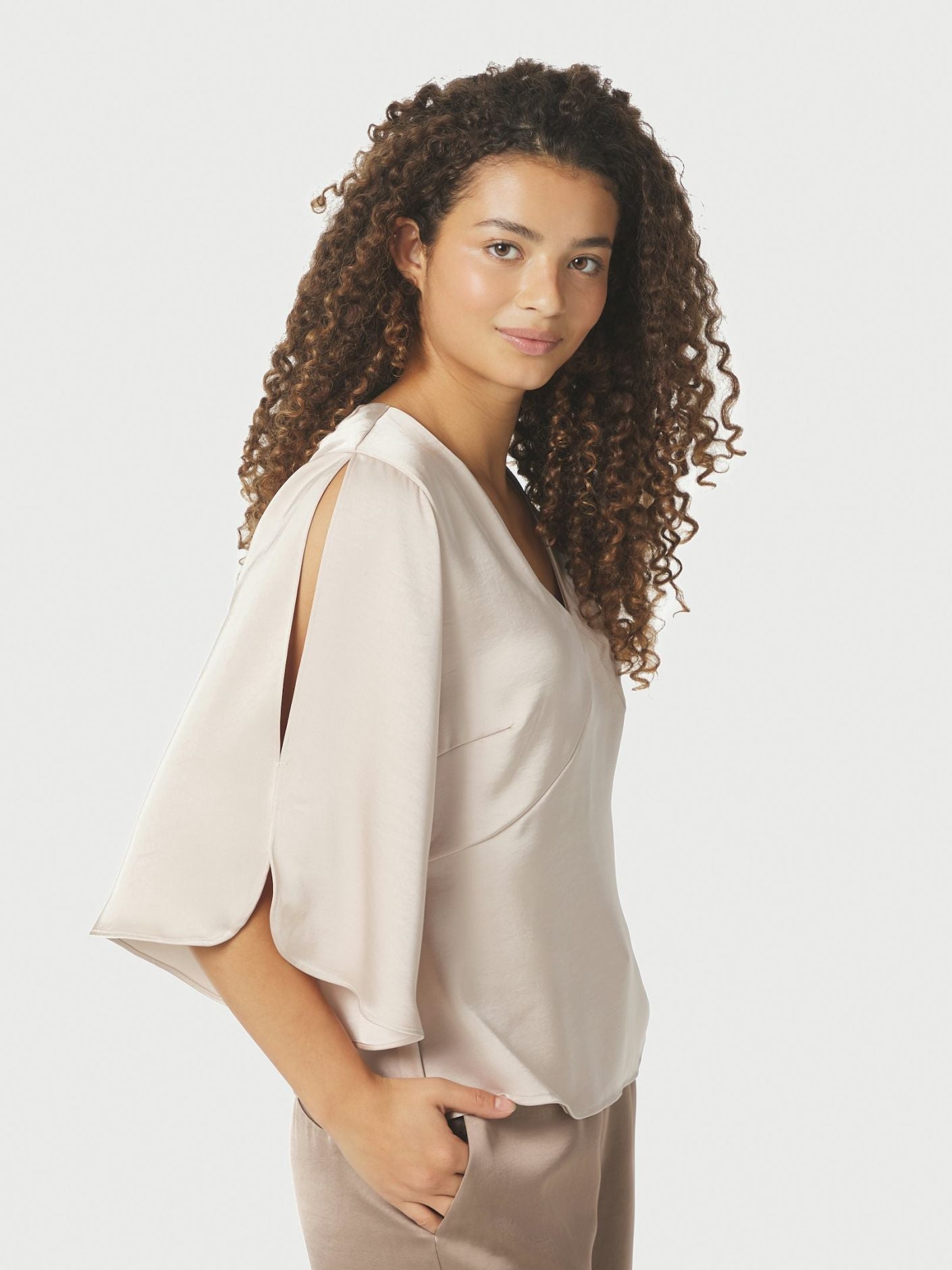 NEO NOIR BLUS REMANA CHAMPAGNE_105967.jpg