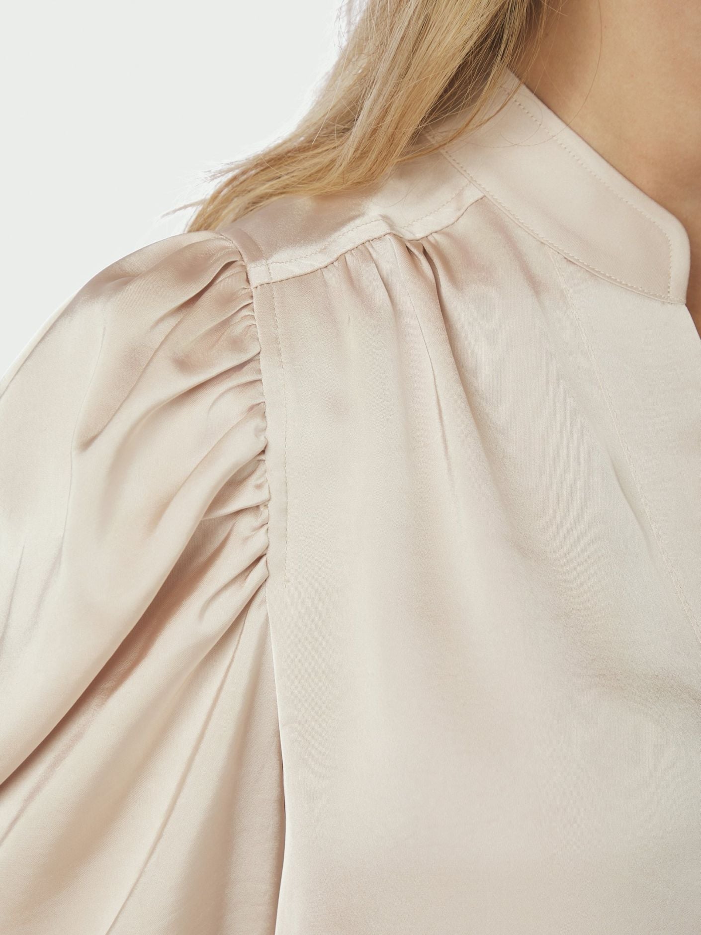 NEO NOIR BLUS ROELLA CHAMPAGNE_110277.jpg