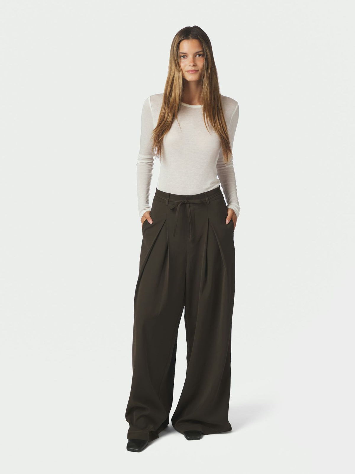 NEO NOIR BYXA EDDINA WOVEN DARK BROWN_114445.jpg