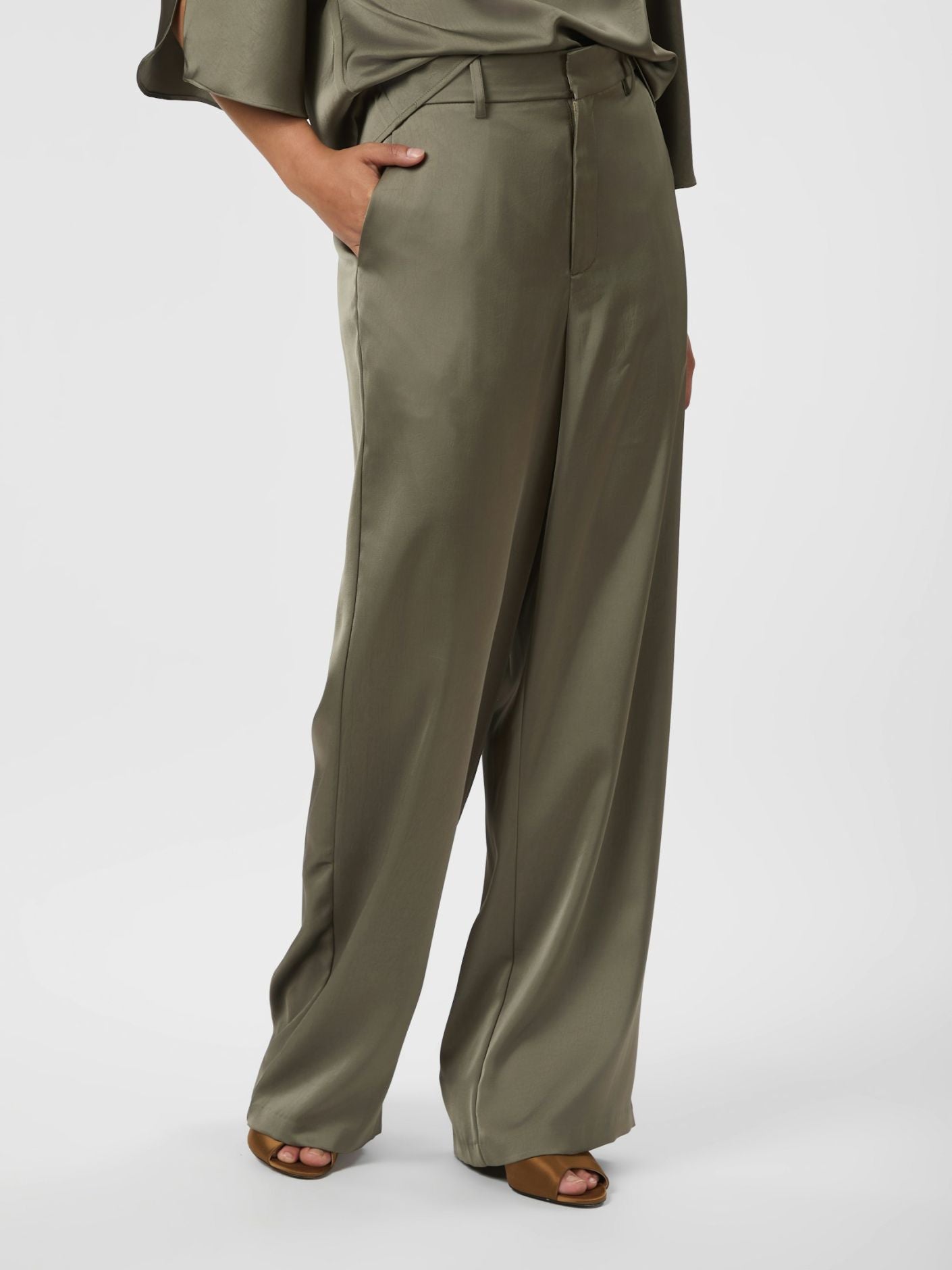 NEO NOIR BYXA EMMETT HEAVY SATEEN COLD ARMY_99590.jpg