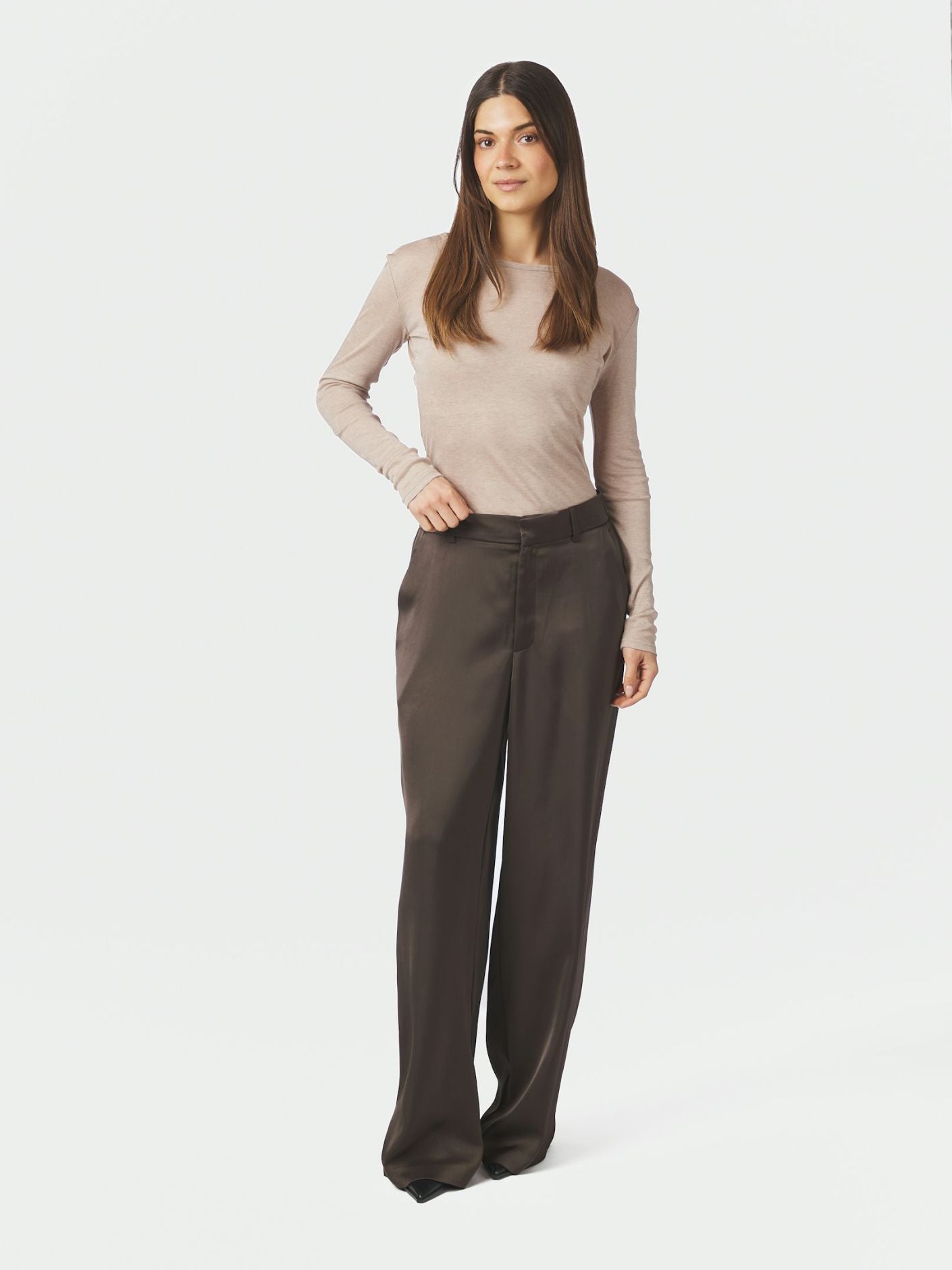 NEO NOIR BYXA EMMET HEAVY SATEEN DARK BROWN_112534.jpg