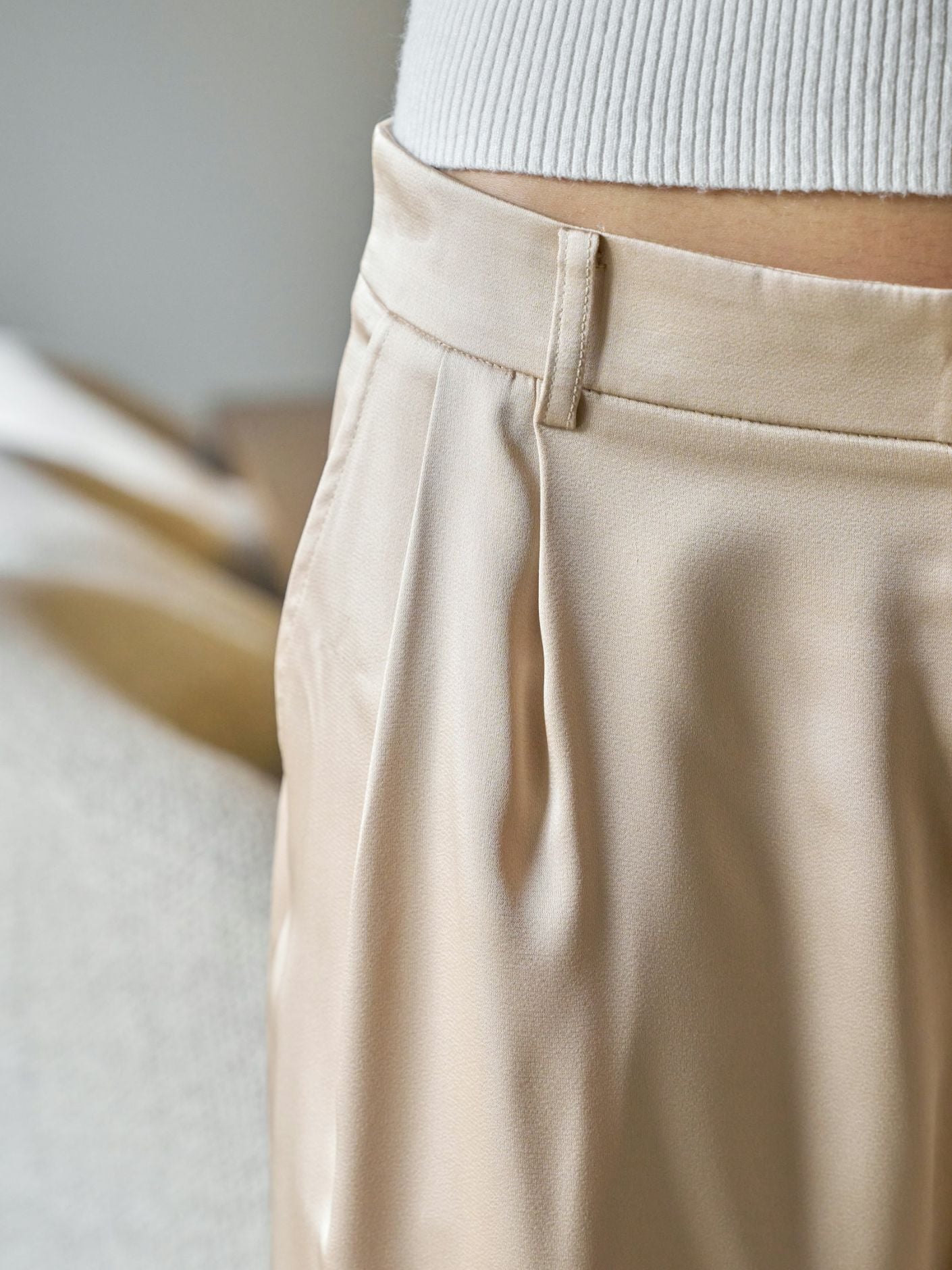 NEO NOIR BYXA FAYLA DRAPY SATIN BALOON DARK SAND_109584.jpg