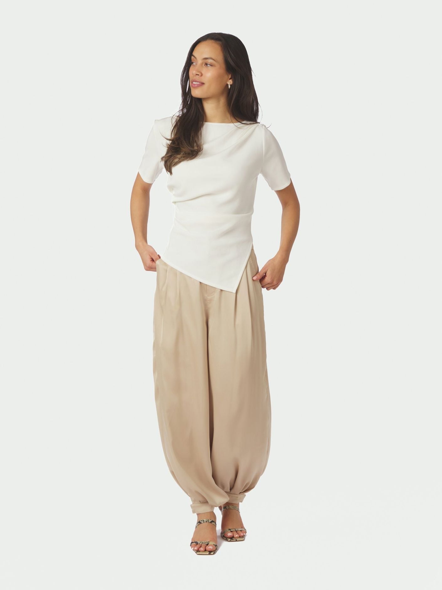 NEO NOIR BYXA FAYLA DRAPY SATIN BALOON DARK SAND_109586.jpg