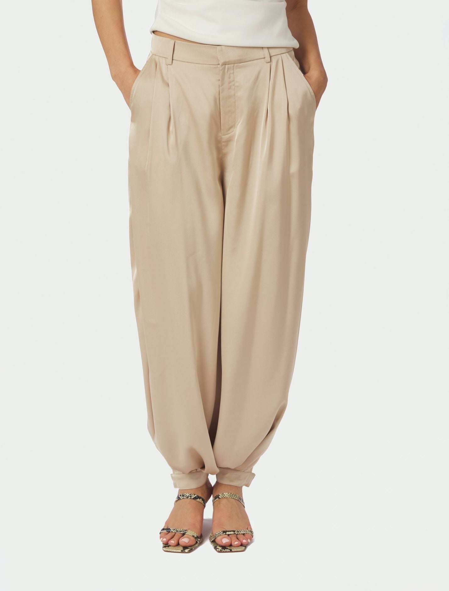 NEO NOIR BYXA FAYLA DRAPY SATIN BALOON DARK SAND_109587.jpg