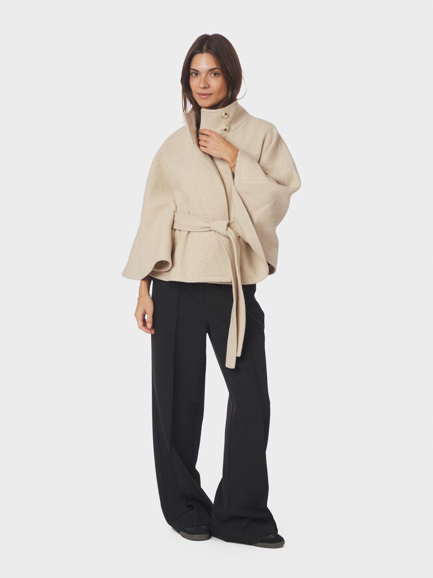 NEO NOIR CAPE ZANNA SAND_107921.jpg