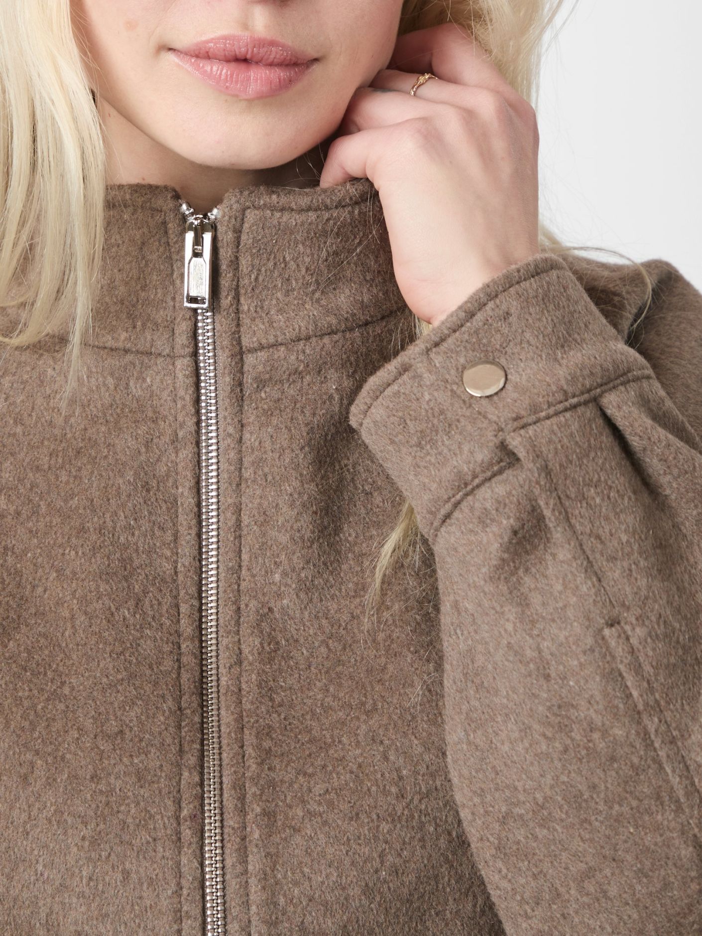 NEO NOIR JACKA FLORINE WOOL BOMBER LIGHT BROWN_99605.jpg