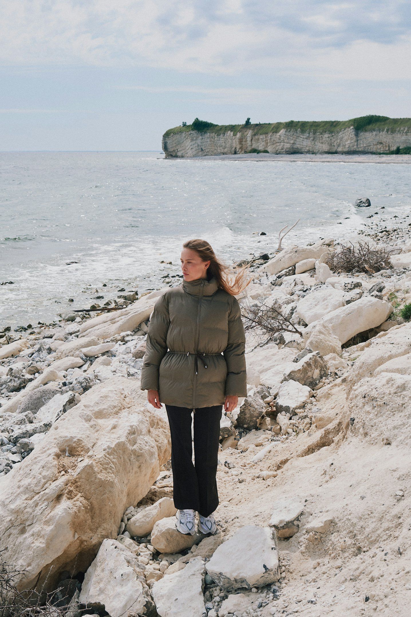 NEO NOIR JACKA MAYRA C PUFFER DARK TAUPE_91812.jpg