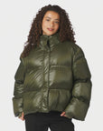 NEO NOIR JACKA RHEA SHINY PUFFER OLIVE_114147.jpg