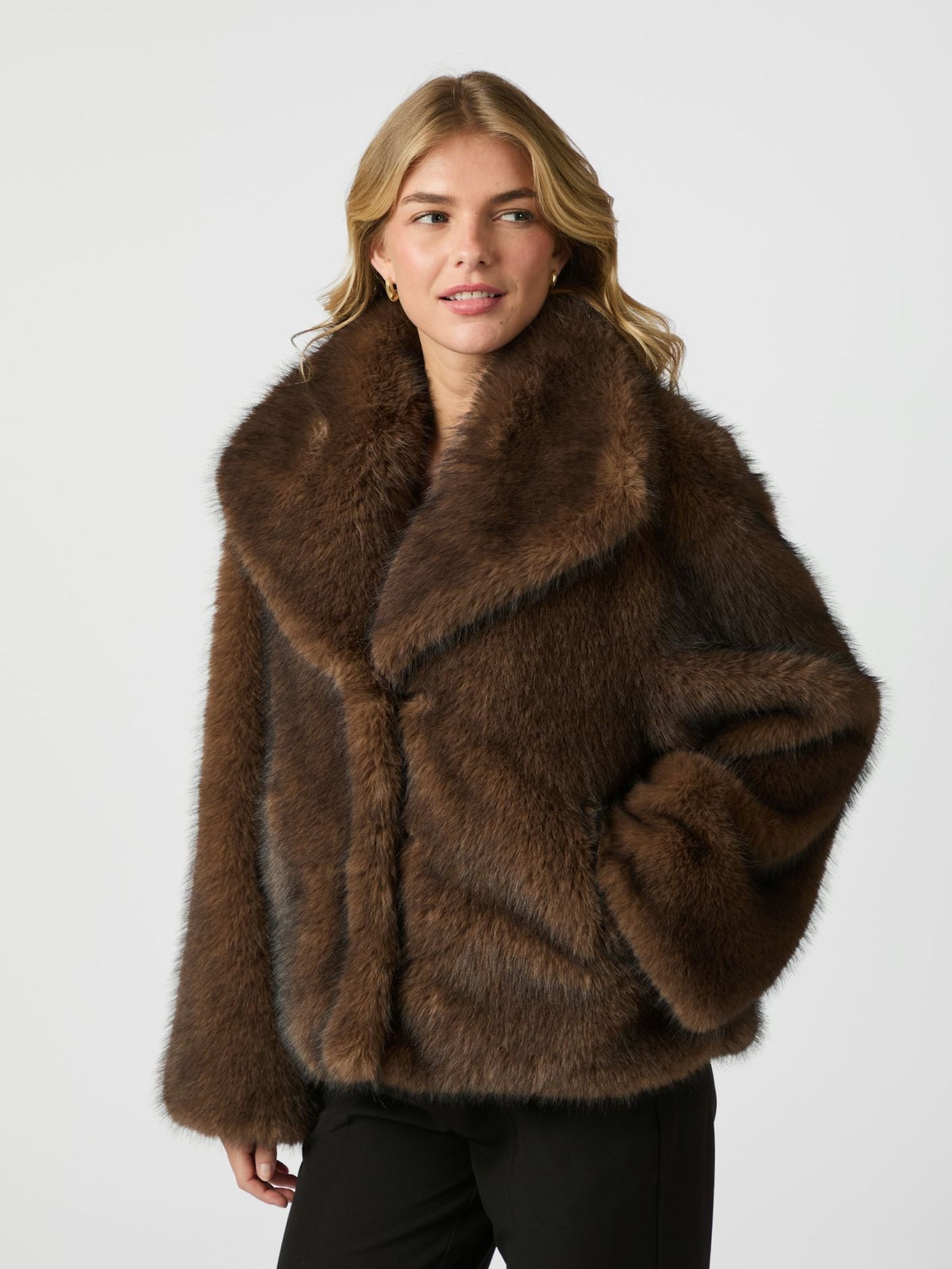 NEO NOIR JACKA STEPHANIE FAUX FUR BROWN_101075.jpg