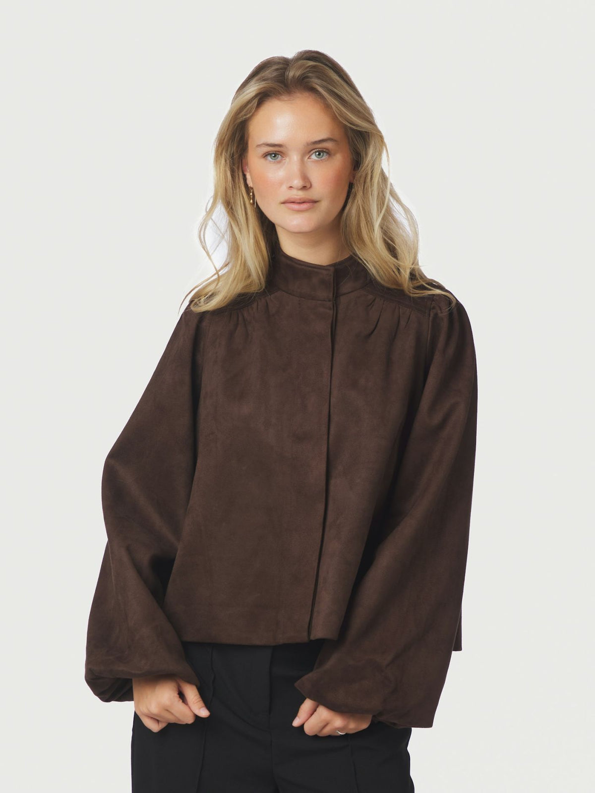 NEO NOIR JACKA TIRSA FAUX SUEDE DARK BROWN_114295.jpg