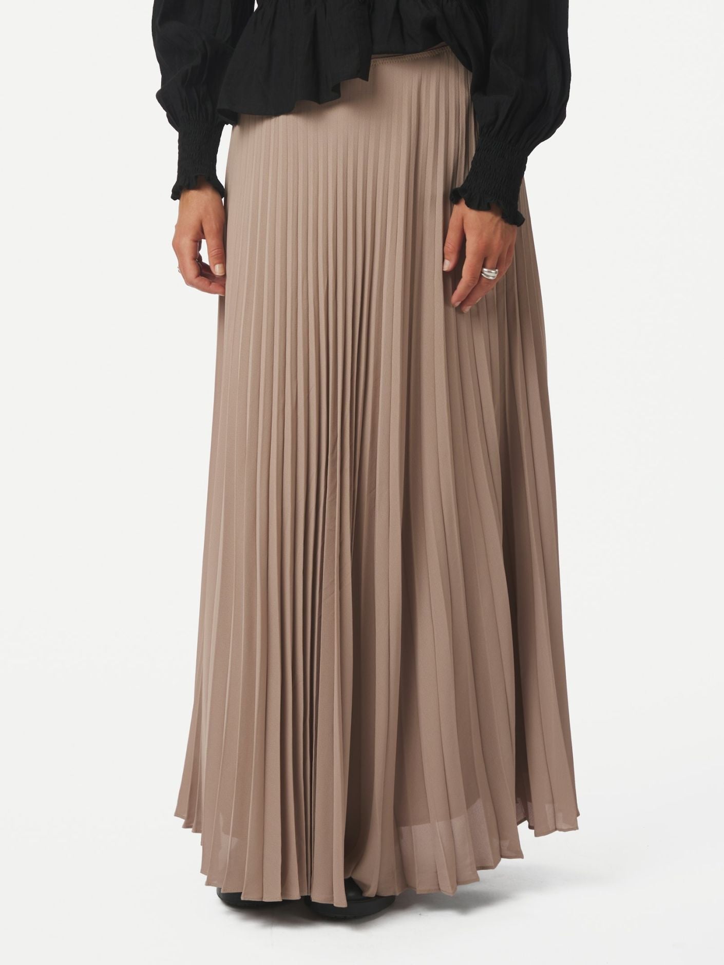 NEO NOIR KJOL BONI SIMPLE PLISSE DARK TAUPE_104201.jpg