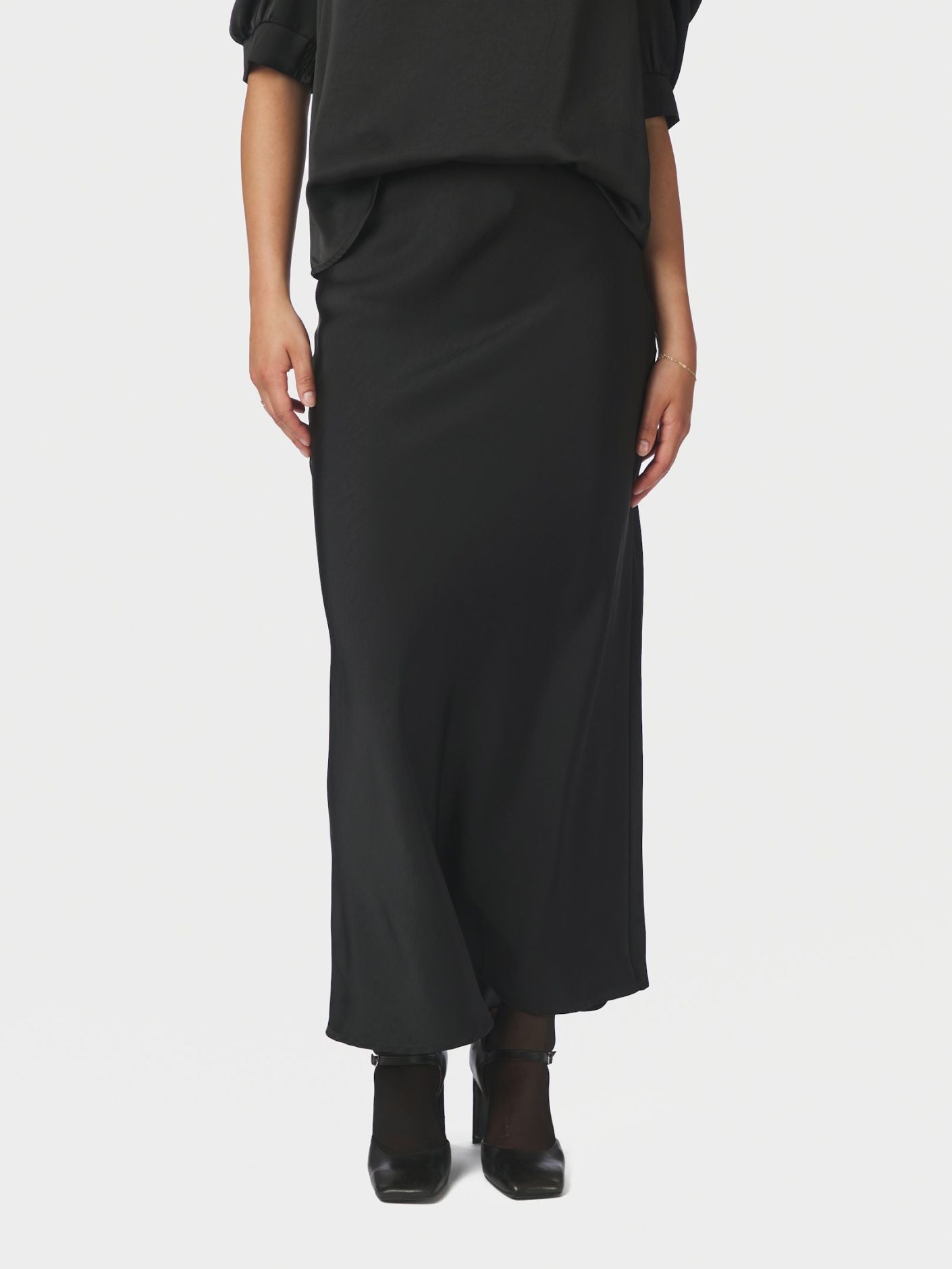 NEO NOIR KJOL VICKY HEAVY SATEEN BLACK_110280.jpg