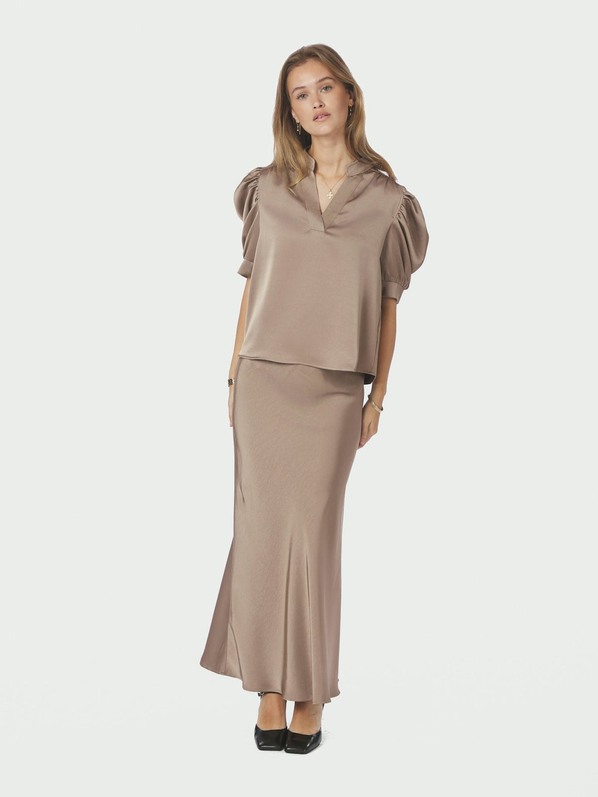 NEO NOIR KJOL VICKY HEAVY SATEEN DARK TAUPE_113798.jpg
