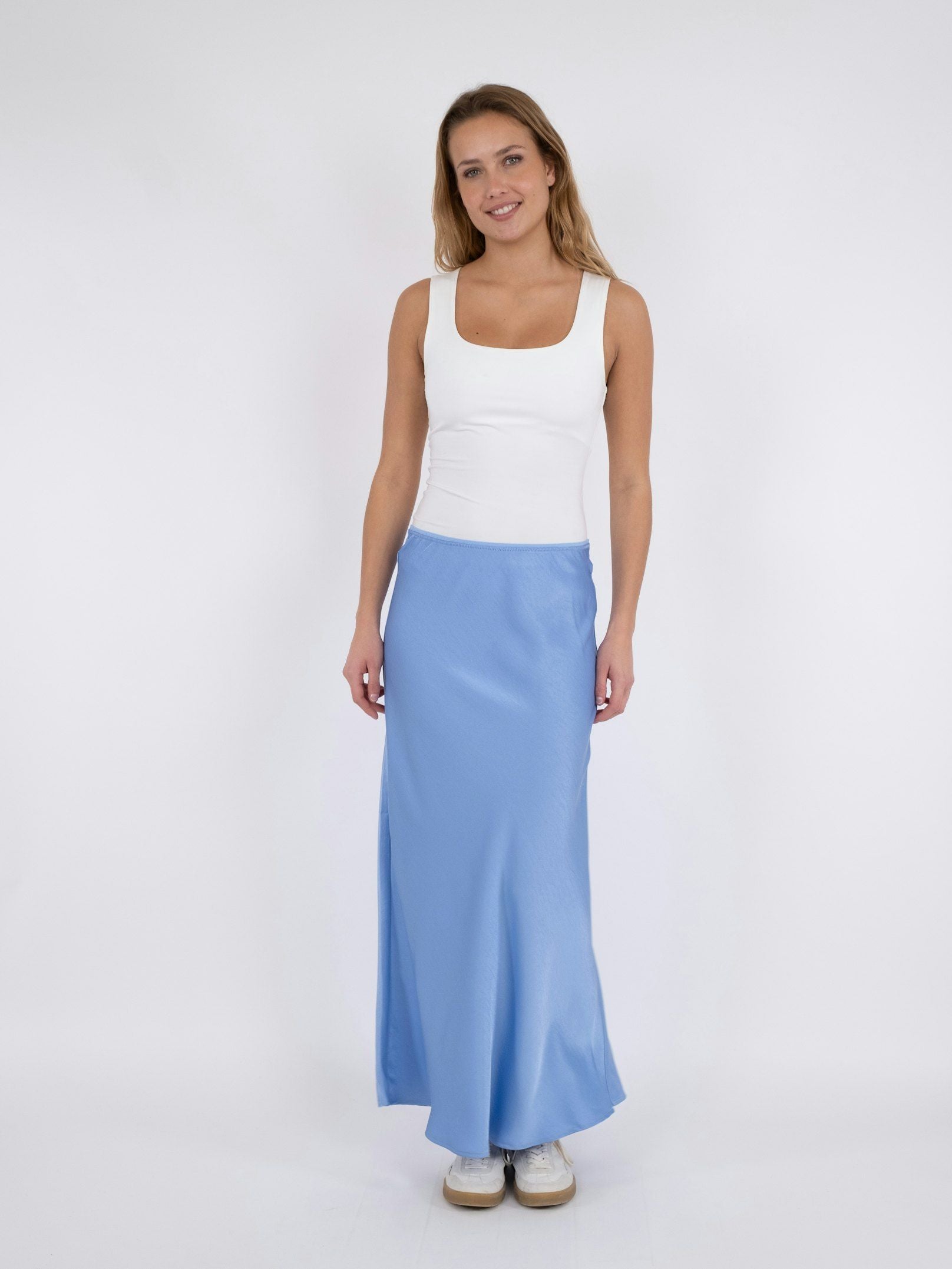 NEO NOIR KJOL VICKY HEAVY SATEEN SMOKE BLUE_89832.jpg