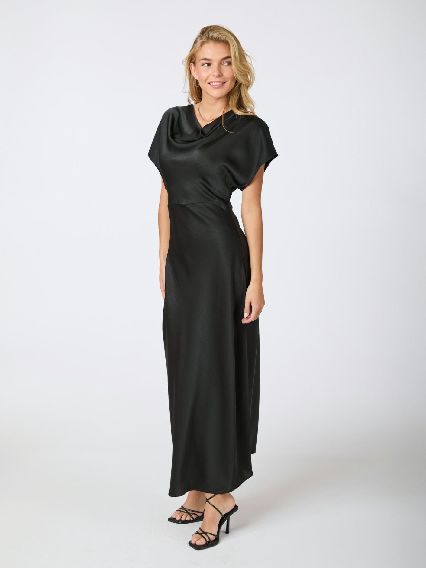 NEO NOIR KLÄNNING ANDREA HEAVY SATEEN BLACK_92926.jpg