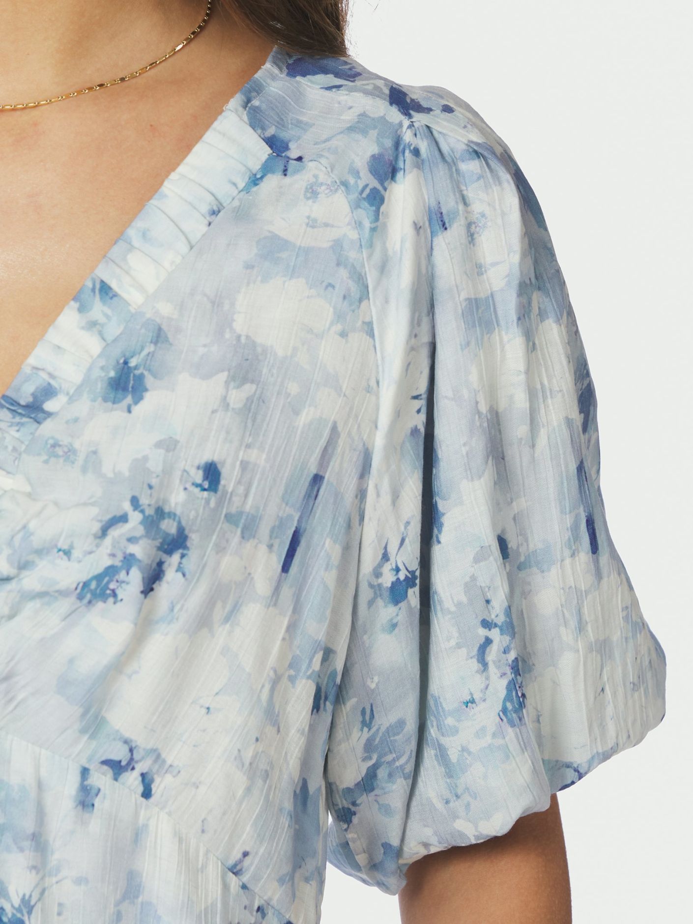 NEO NOIR KLÄNNING ILLANA FLORAL FUSION BLUE_110223.jpg