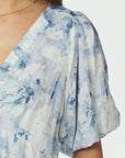 NEO NOIR KLÄNNING ILLANA FLORAL FUSION BLUE_110223.jpg