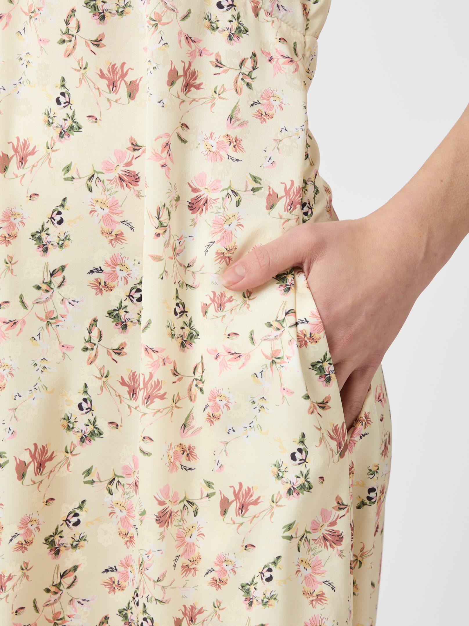 NEO NOIR KLÄNNING ILLANA FLOWER PRINT CREME_98469.jpg