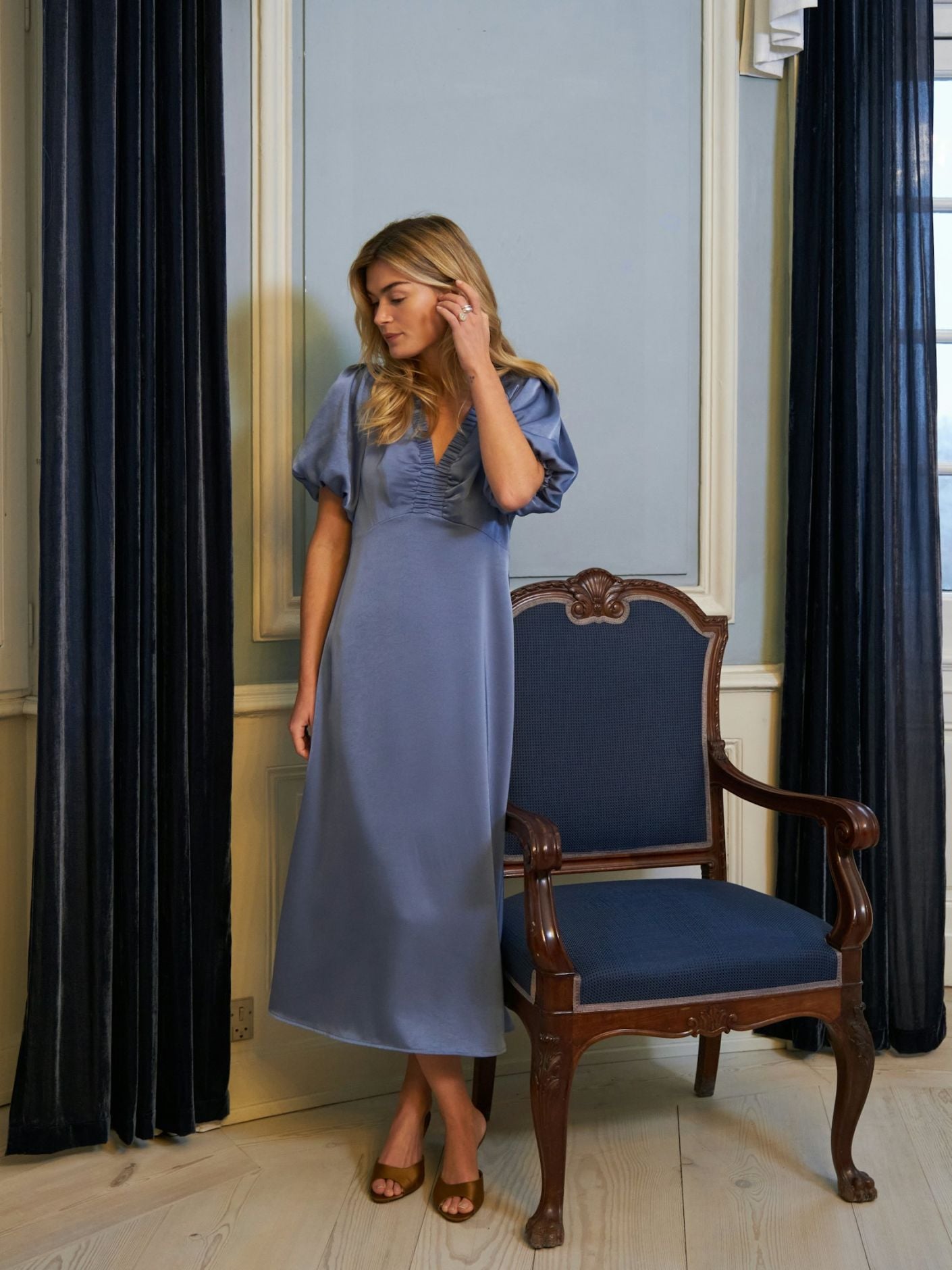 NEO NOIR KLÄNNING ILLANA HEAVY SATEEN SMOKE BLUE_107566.jpg